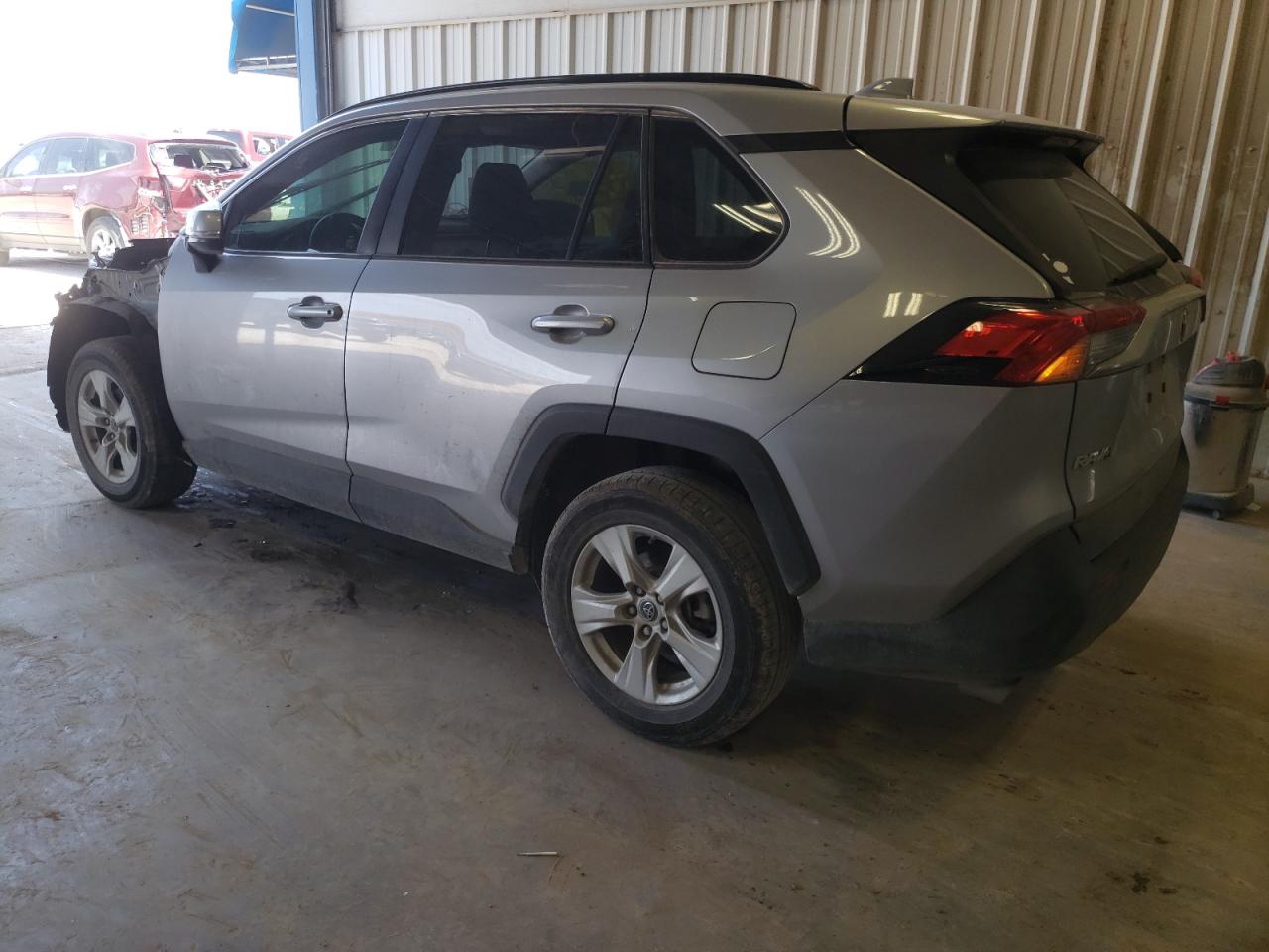 2019 TOYOTA RAV4 XLE — VIN JTMW1RFV5KD008265 — photo 2