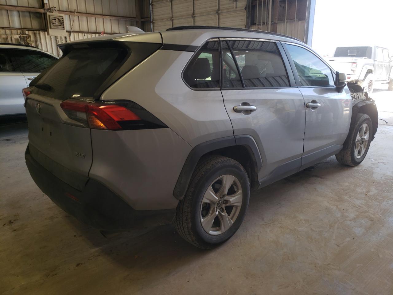 2019 TOYOTA RAV4 XLE — VIN JTMW1RFV5KD008265 — photo 3