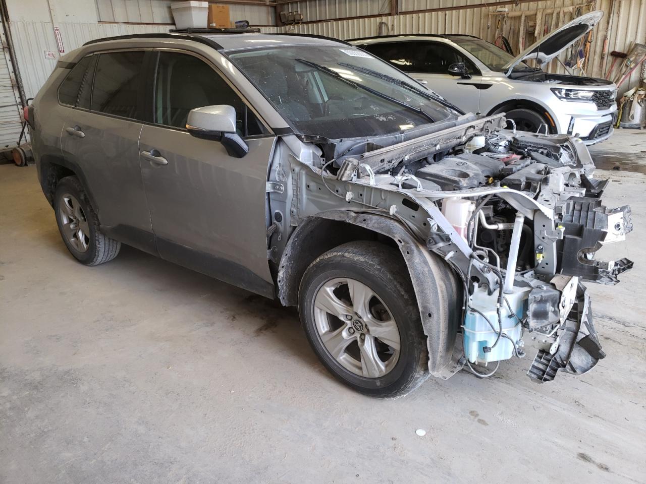 2019 TOYOTA RAV4 XLE — VIN JTMW1RFV5KD008265 — photo 4