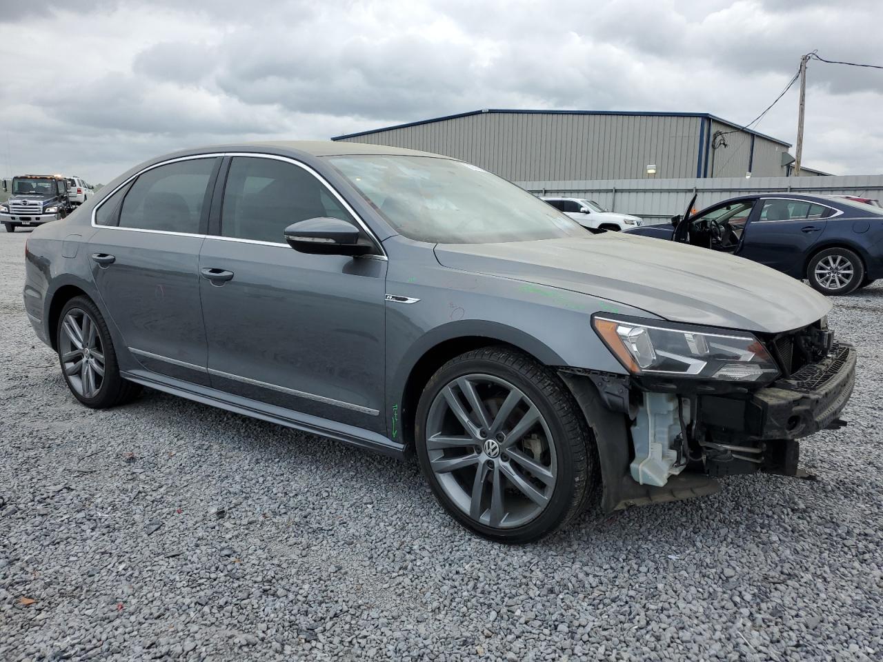 2017 VOLKSWAGEN PASSAT R-L — VIN 1VWDT7A3XHC066976 — photo 4