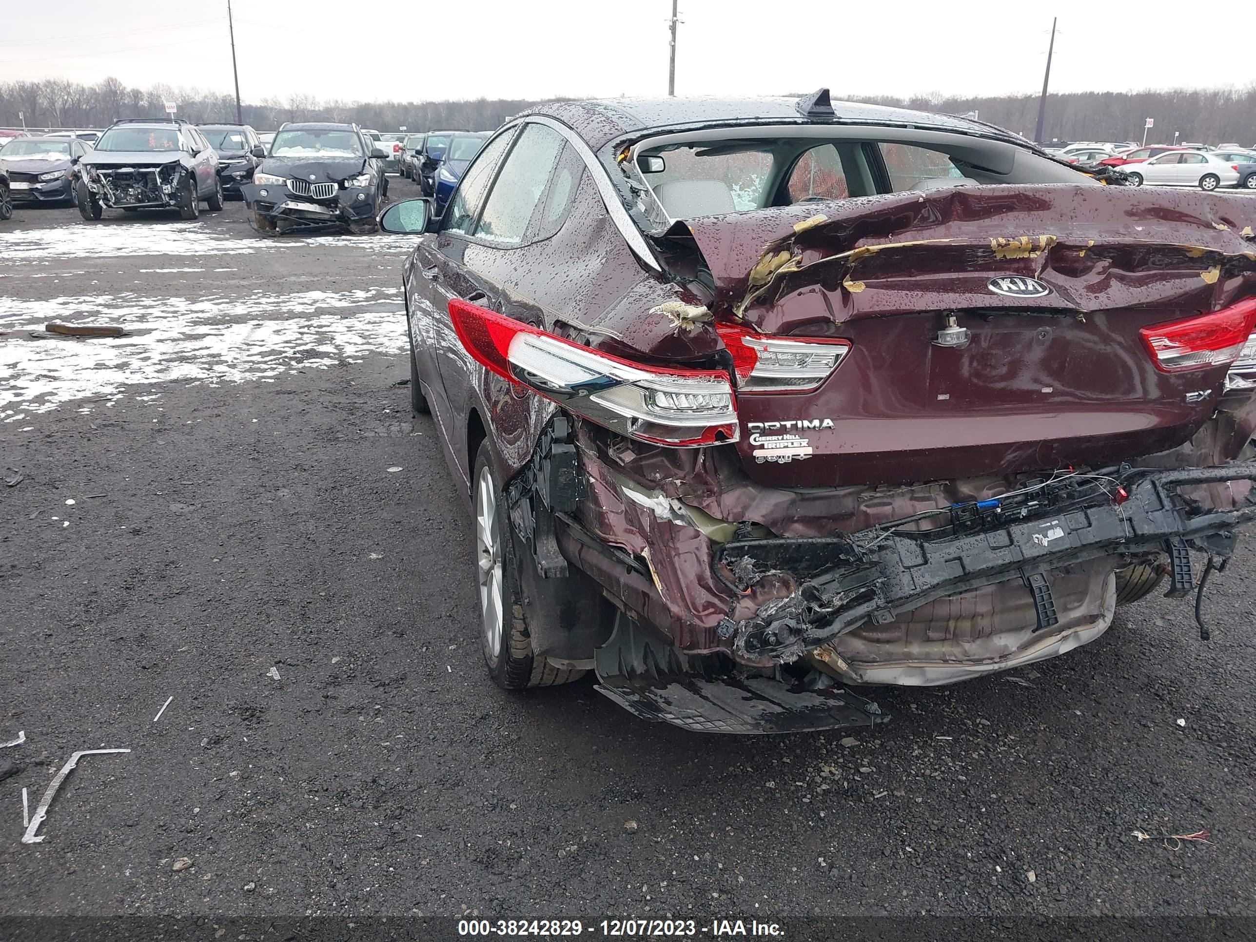 2016 KIA OPTIMA — VIN 5XXGU4L39GG033734 — photo 3
