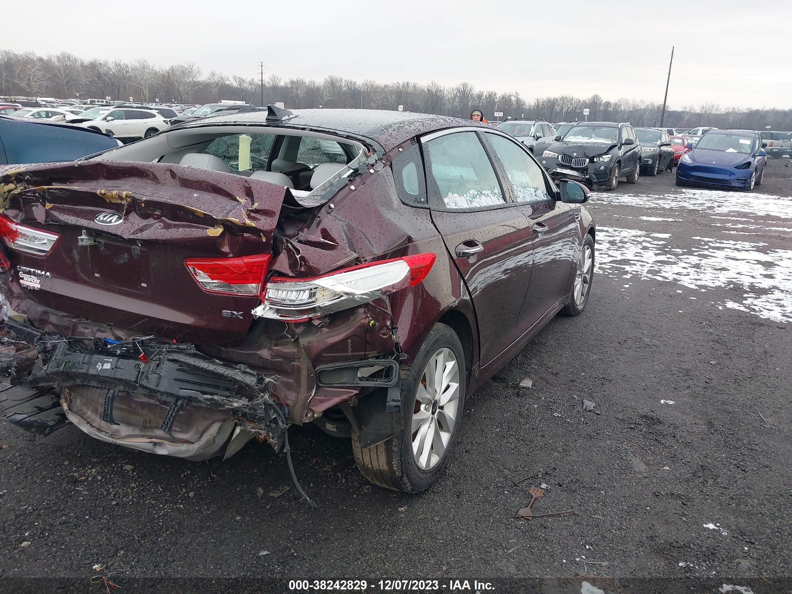 2016 KIA OPTIMA — VIN 5XXGU4L39GG033734 — photo 4