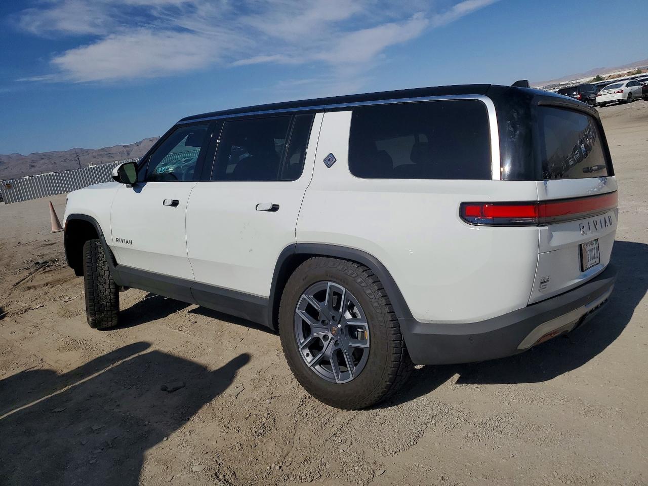 2024 RIVIAN R1S — VIN 039672 — photo 2
