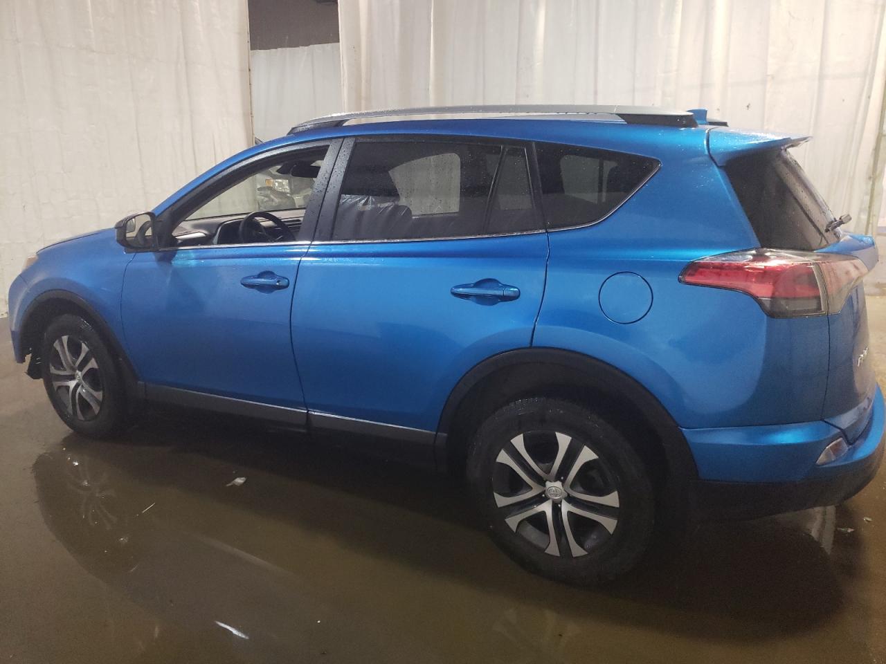 2018 TOYOTA RAV4 LE — VIN JTMBFREV3JJ748432 — photo 2
