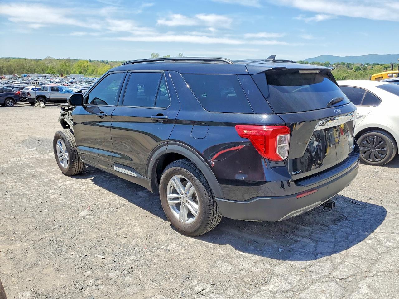 2021 FORD Explorer — VIN 1FMSK8DH2MGA22883 — photo 2
