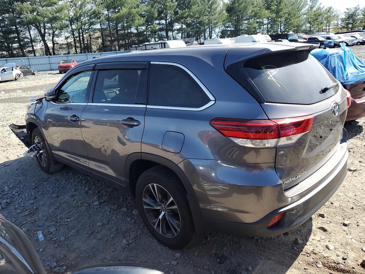 2018 TOYOTA HIGHLANDER — VIN 5TDBZRFH6JS898683 — photo 2