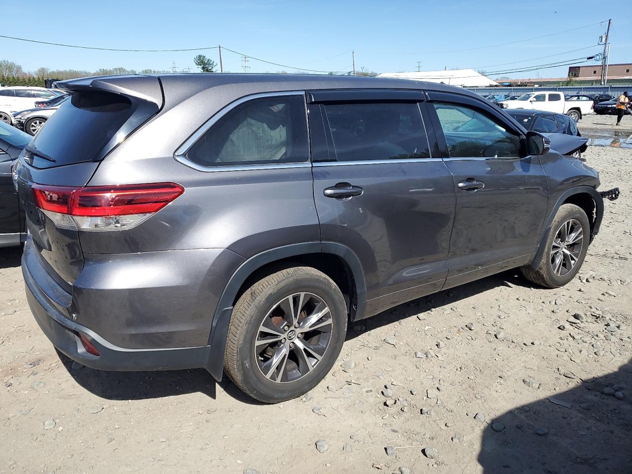 2018 TOYOTA HIGHLANDER — VIN 5TDBZRFH6JS898683 — photo 3