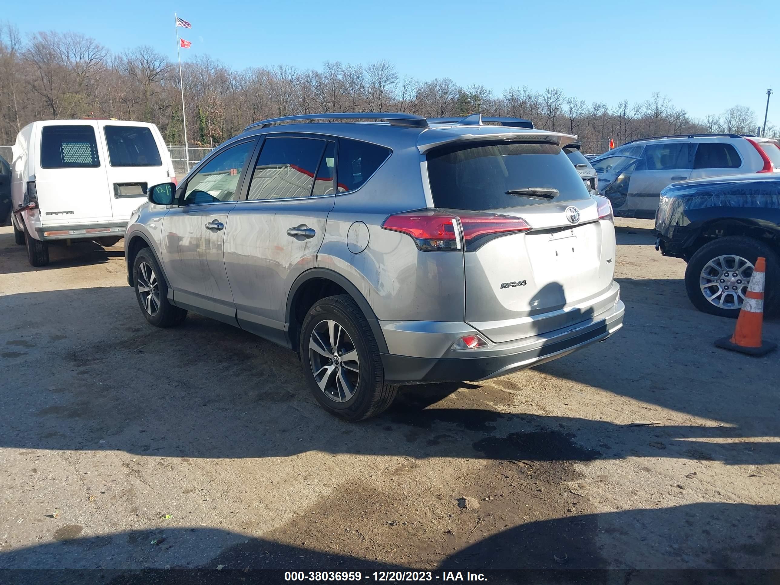 2018 TOYOTA RAV4 — VIN 2T3WFREV5JW444893 — photo 3