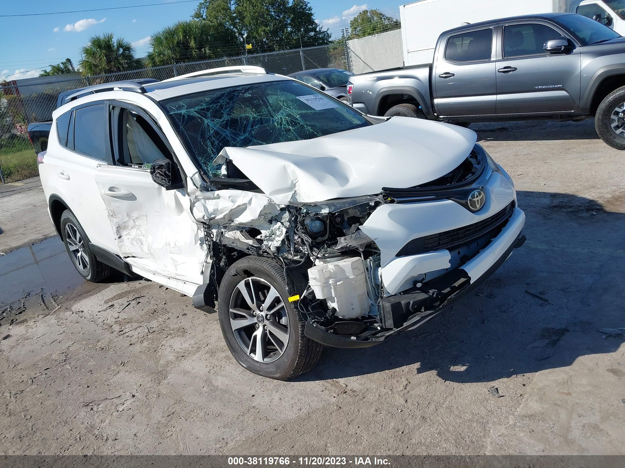 2018 TOYOTA RAV4 — VIN JTMWFREV8JJ157496 — photo 1 of 16