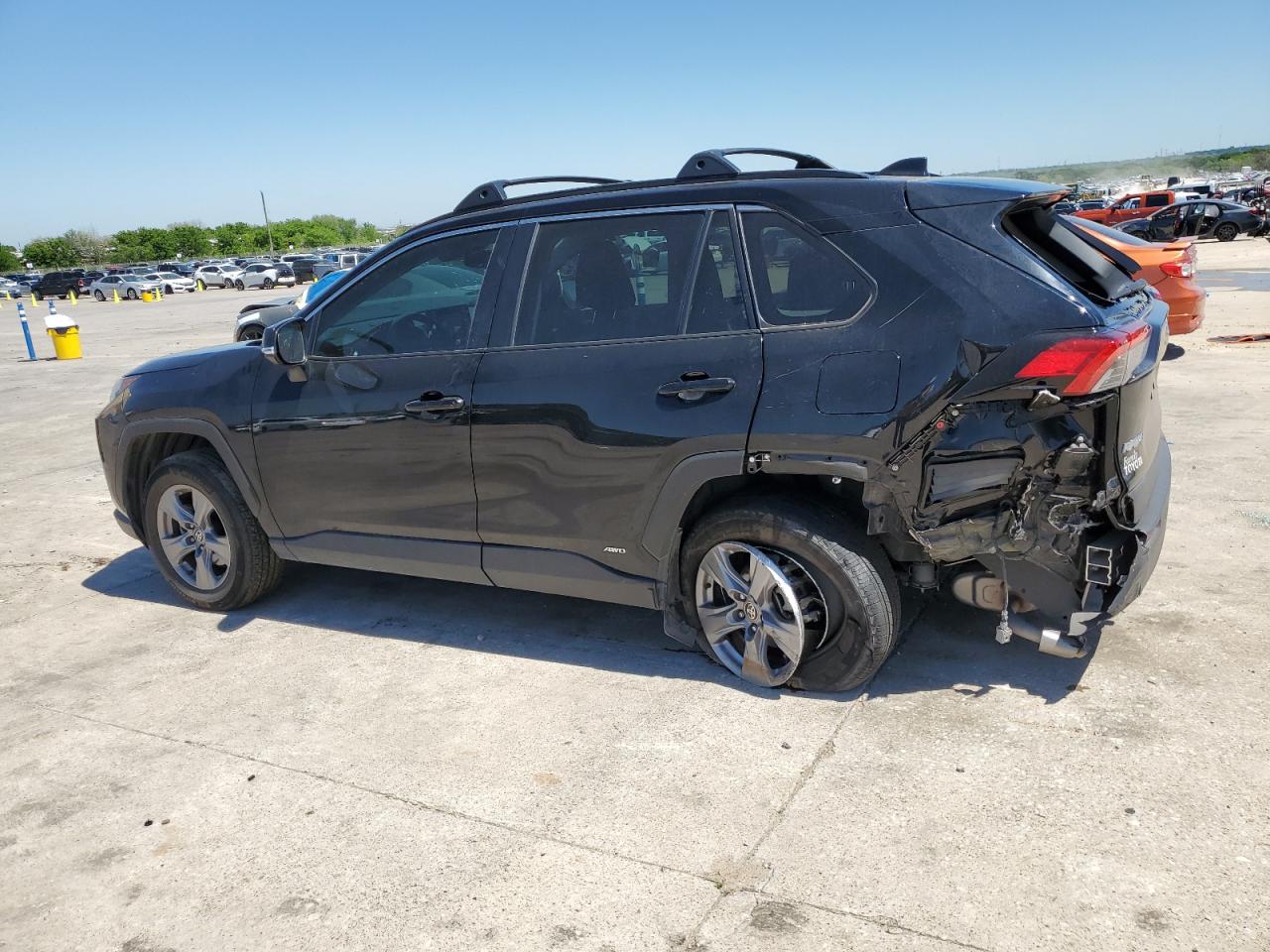 2022 TOYOTA RAV4 XLE — VIN 4T3RWRFV2NU057767 — photo 2