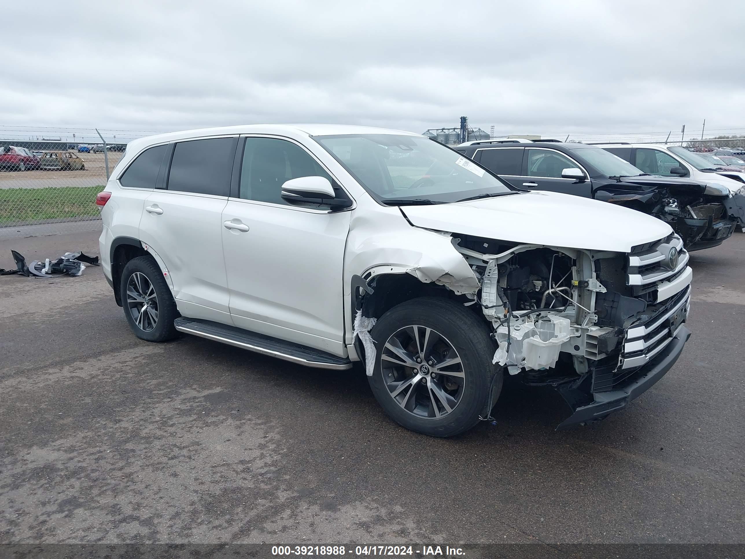 2018 TOYOTA HIGHLANDER — VIN 5TDBZRFH5JS881549 — photo 1 of 16