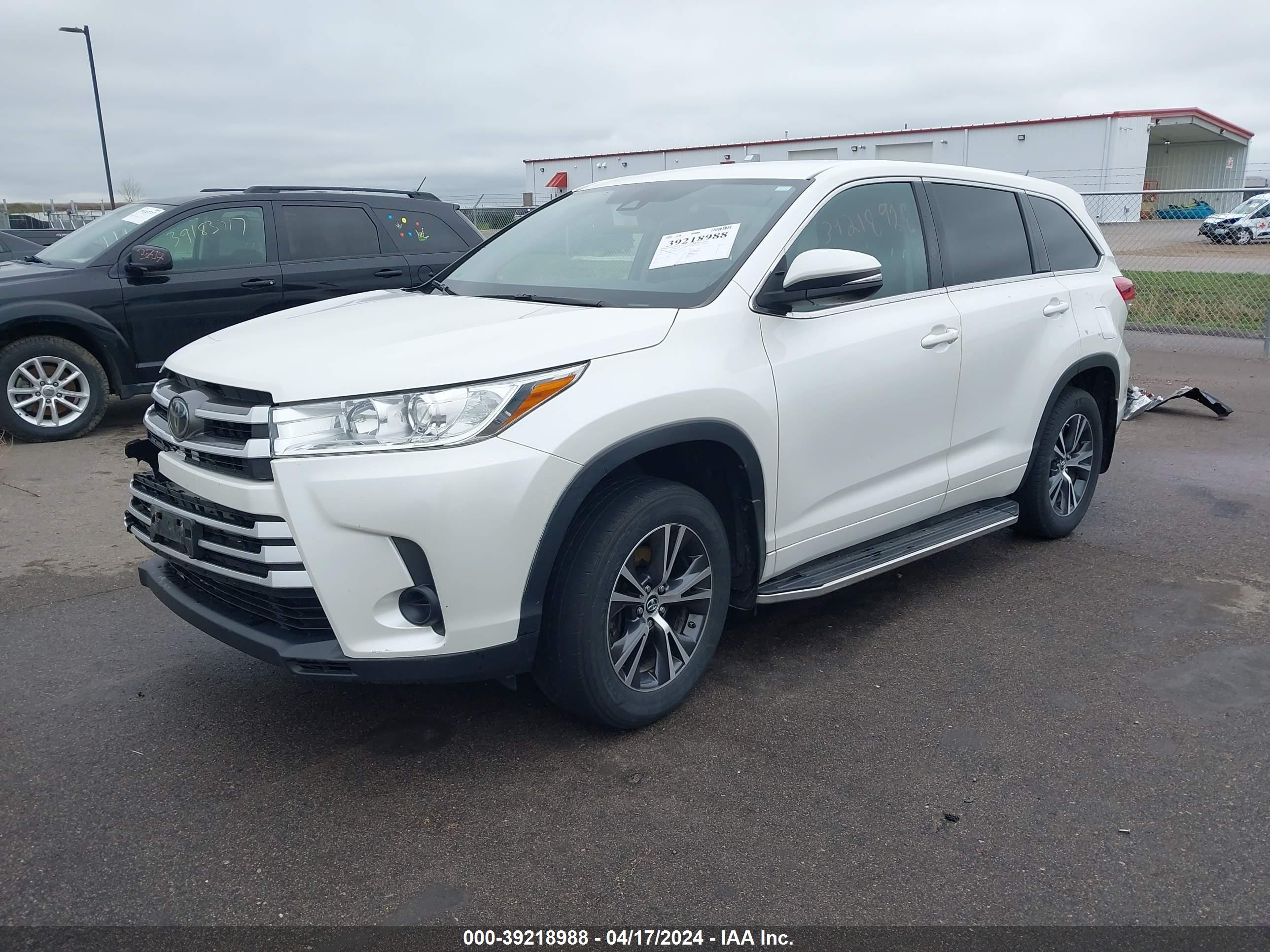 2018 TOYOTA HIGHLANDER — VIN 5TDBZRFH5JS881549 — photo 2