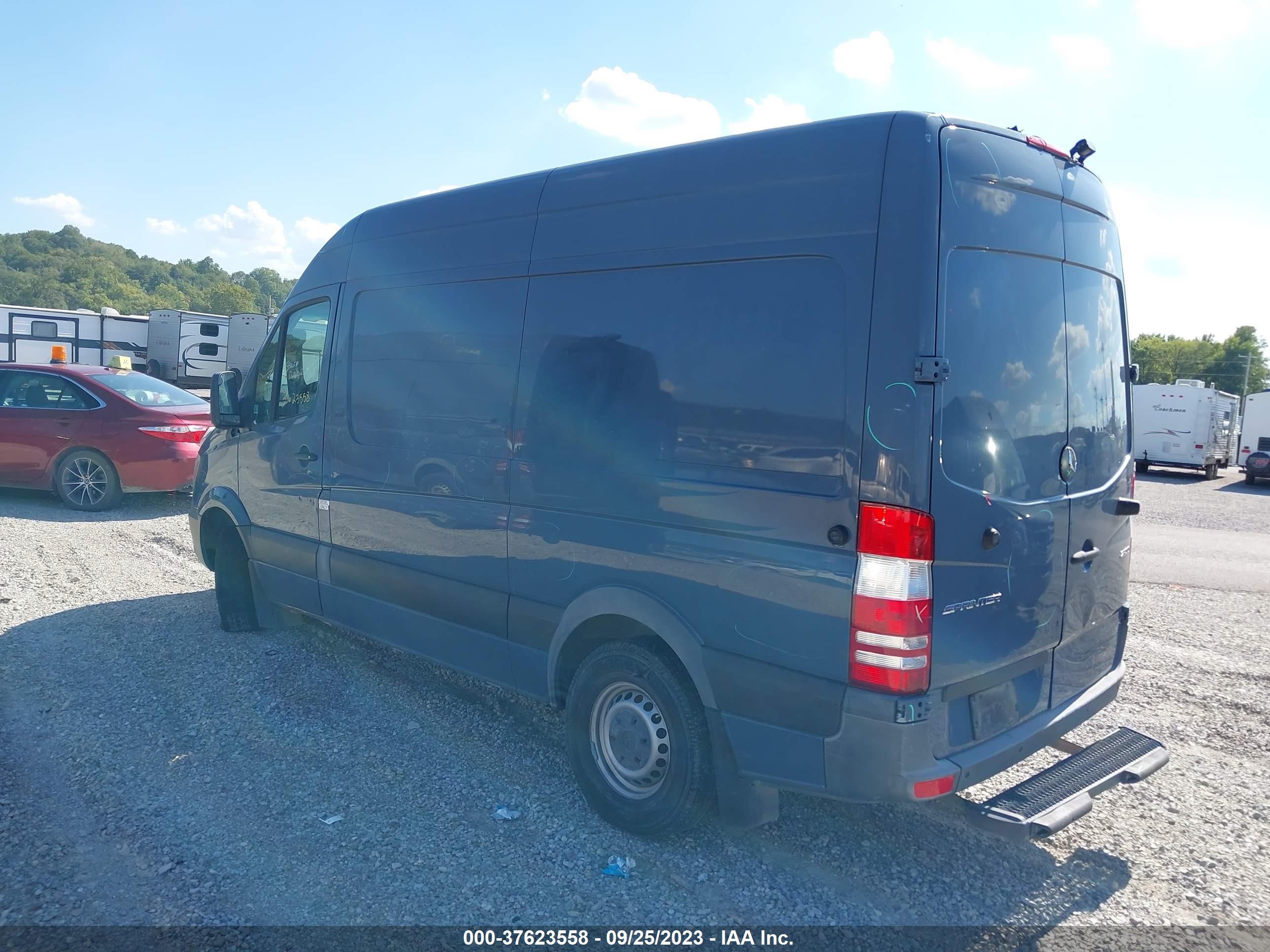2018 MERCEDES-BENZ SPRINTER 2500 — VIN WD3PE7CDXJP623653 — photo 3