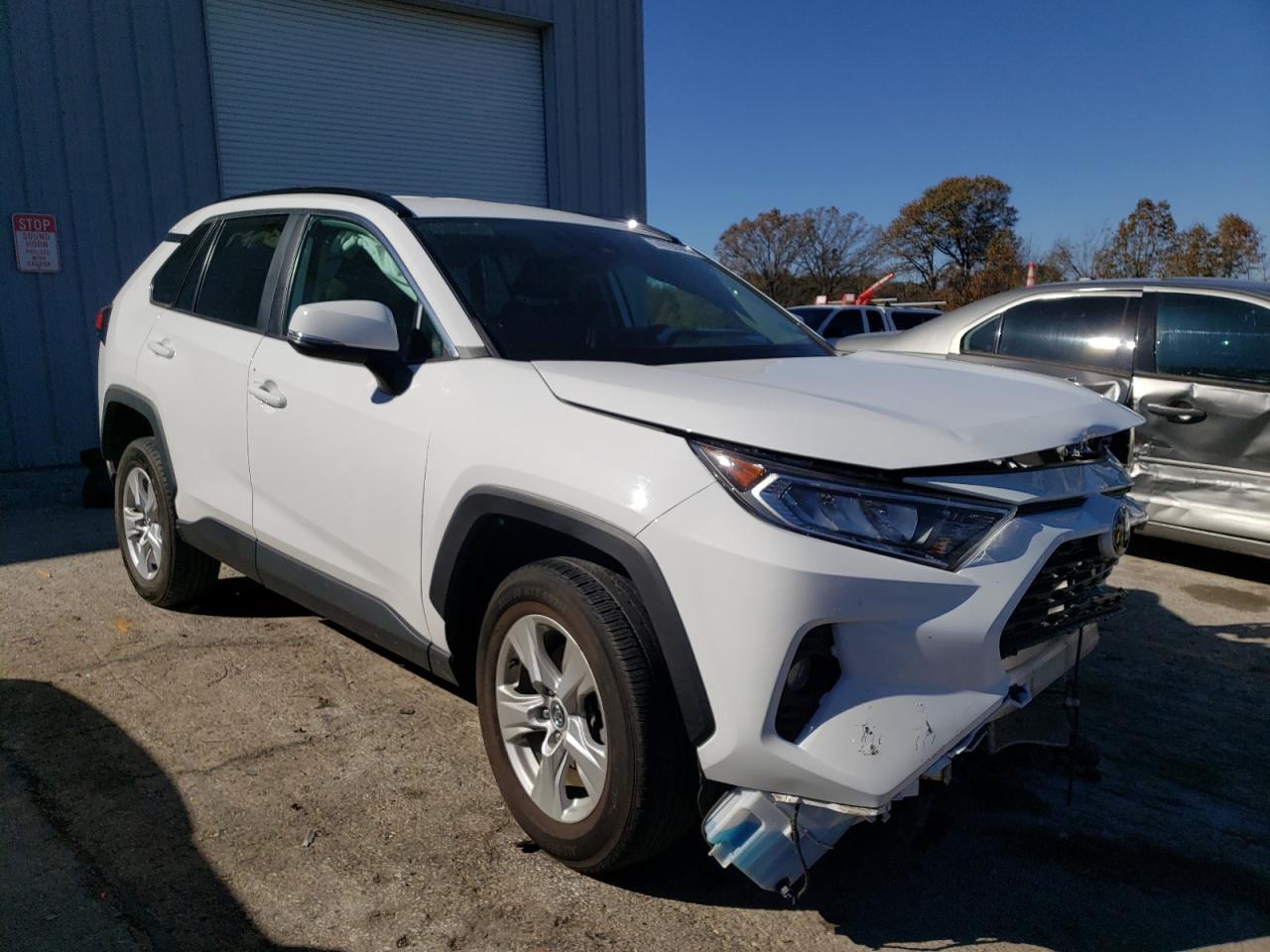 2021 TOYOTA RAV4 XLE — VIN 2T3W1RFV8MC087762 — photo 4