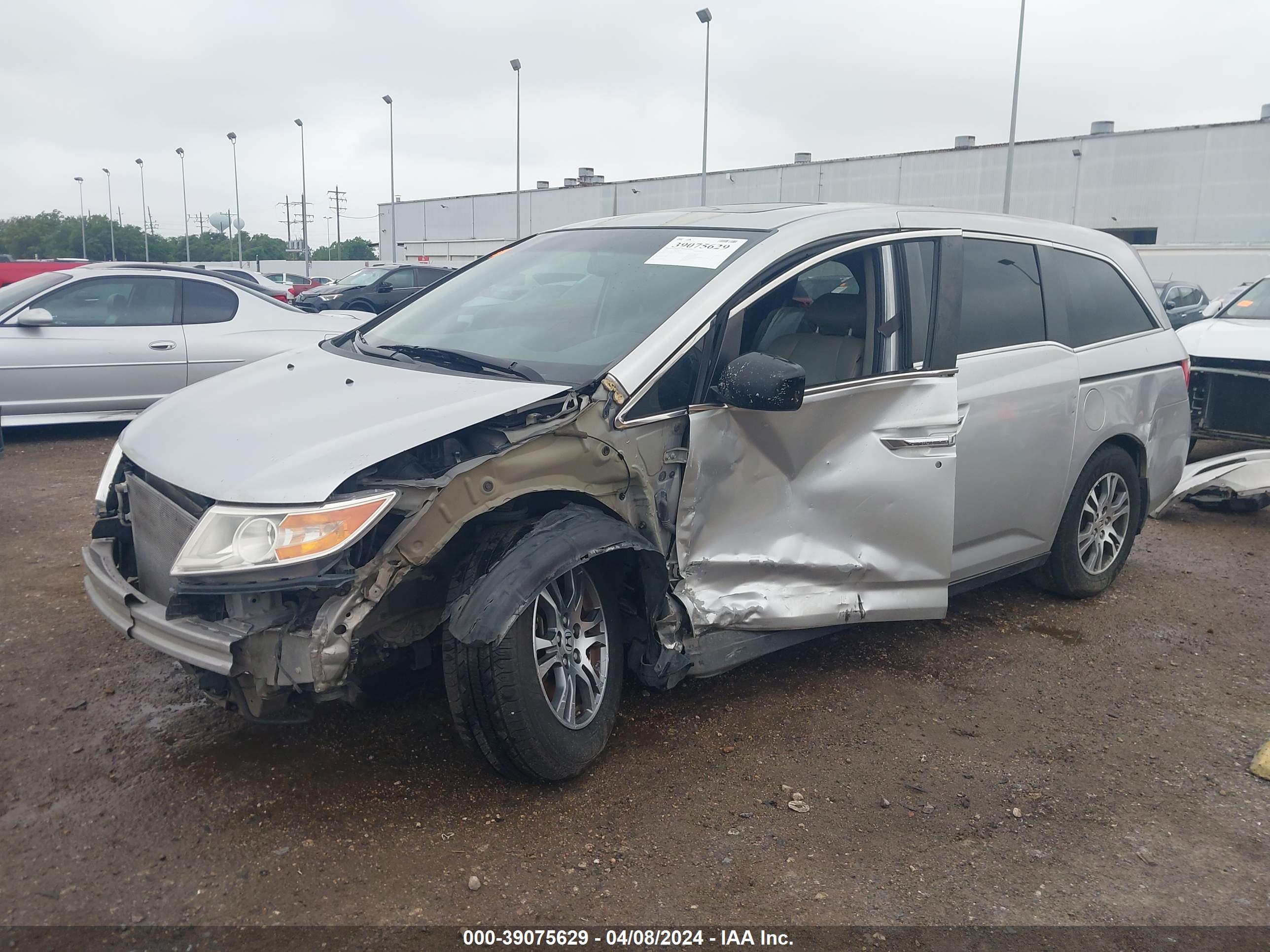 2012 HONDA ODYSSEY — VIN 5FNRL5H61CB066650 — photo 2