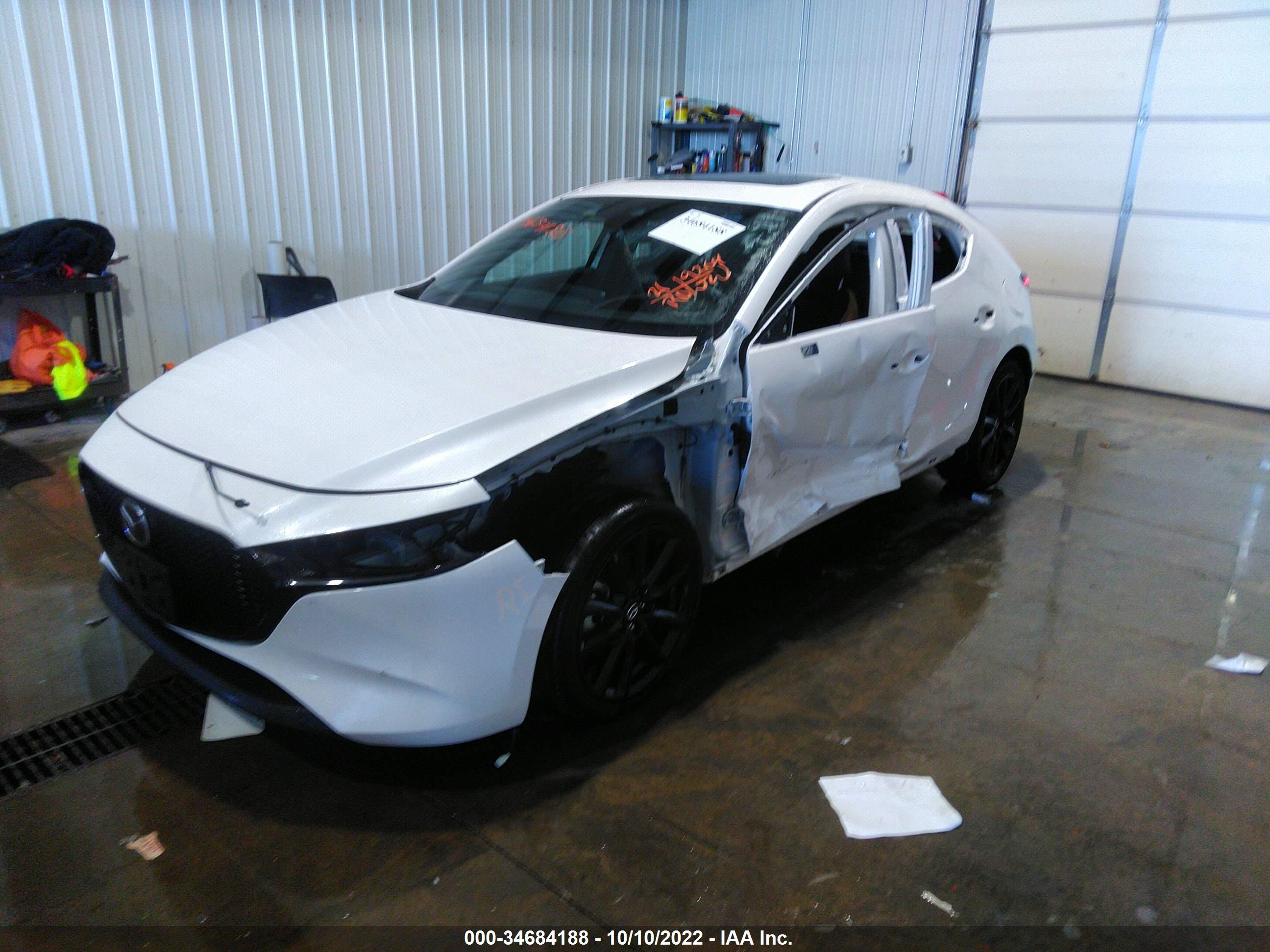 2021 MAZDA MAZDA3 HATCHBACK — VIN JM1BPBML2M1347401 — photo 2