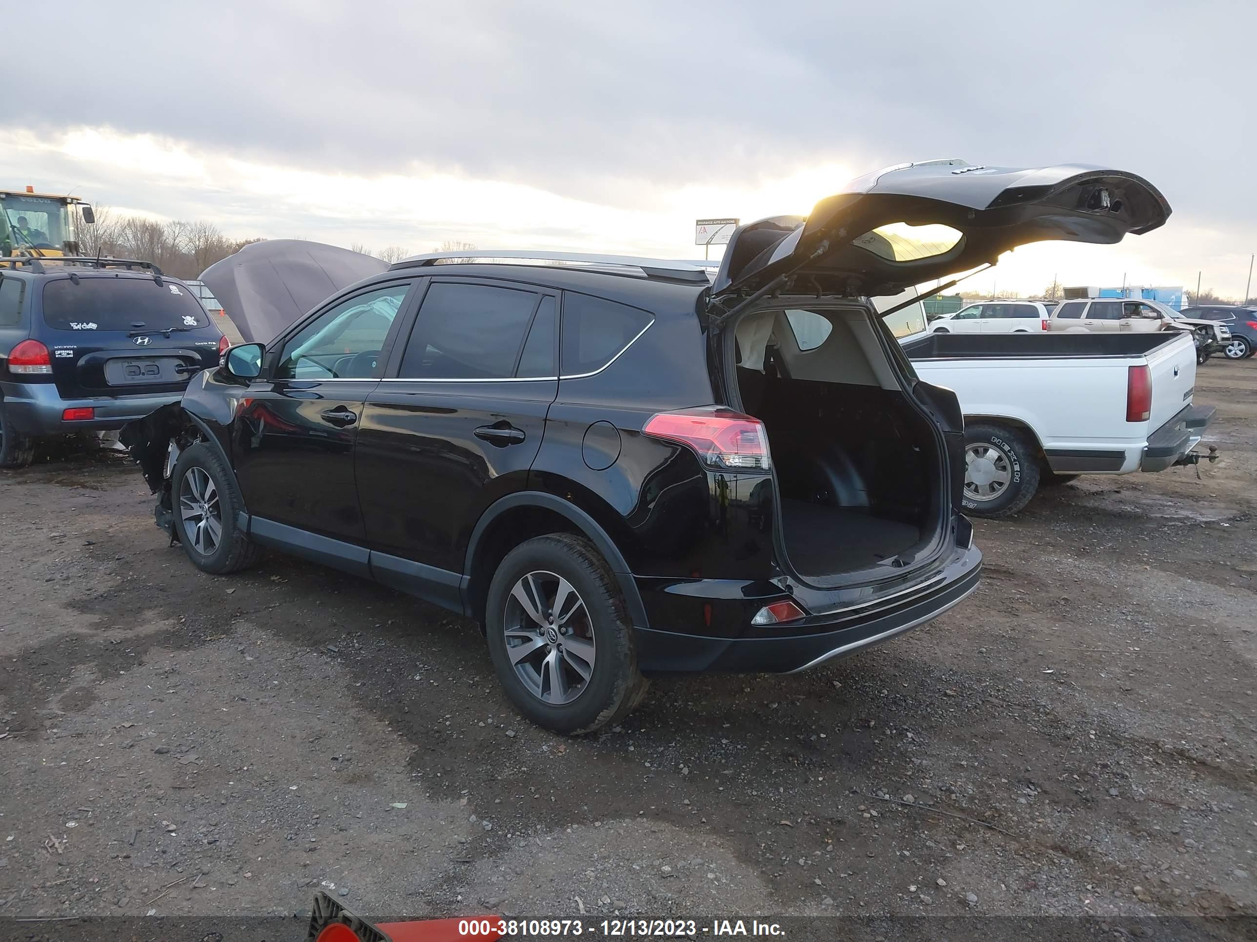 2018 TOYOTA RAV4 — VIN 2T3WFREV3JW413450 — photo 3