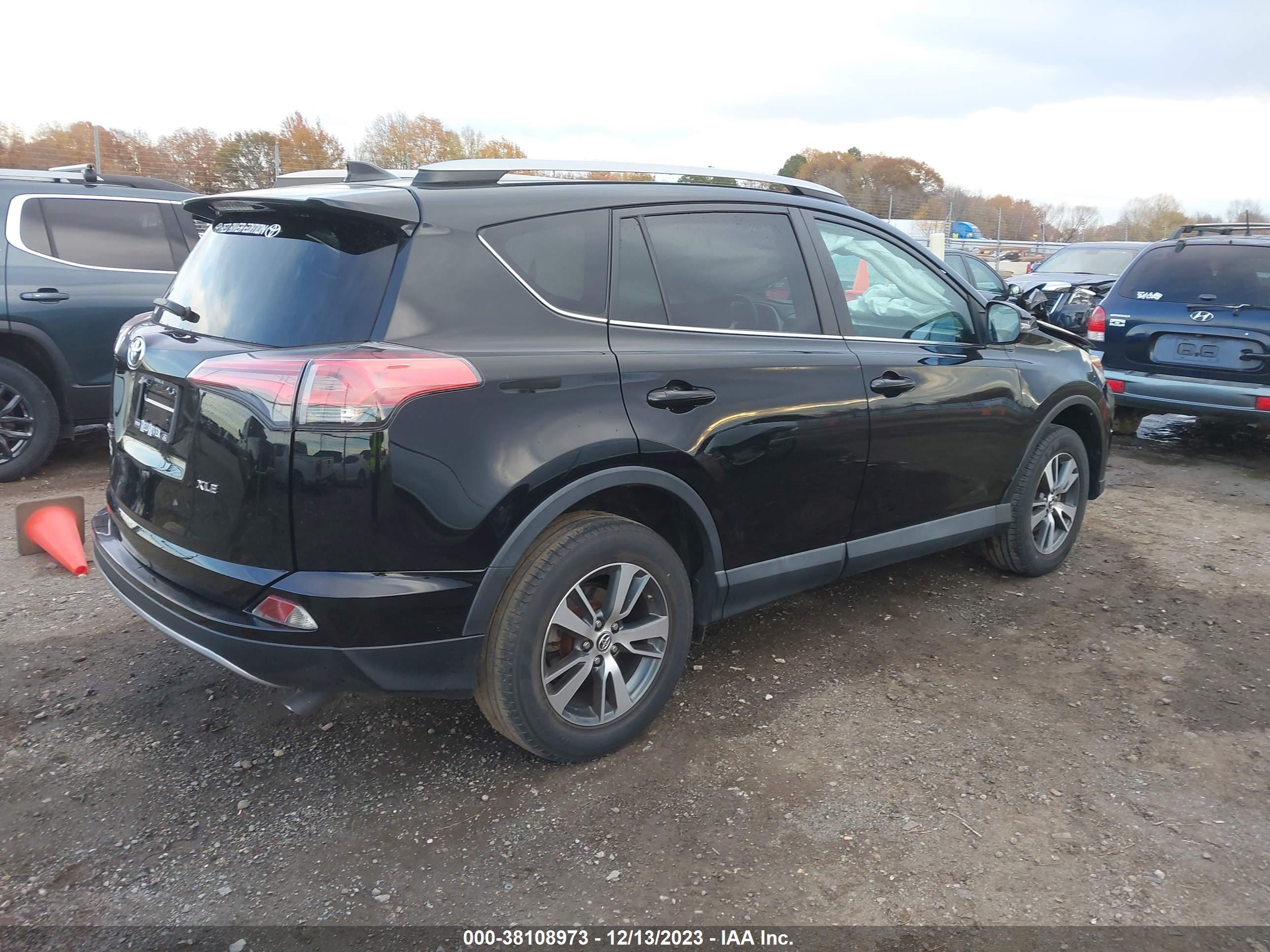 2018 TOYOTA RAV4 — VIN 2T3WFREV3JW413450 — photo 4