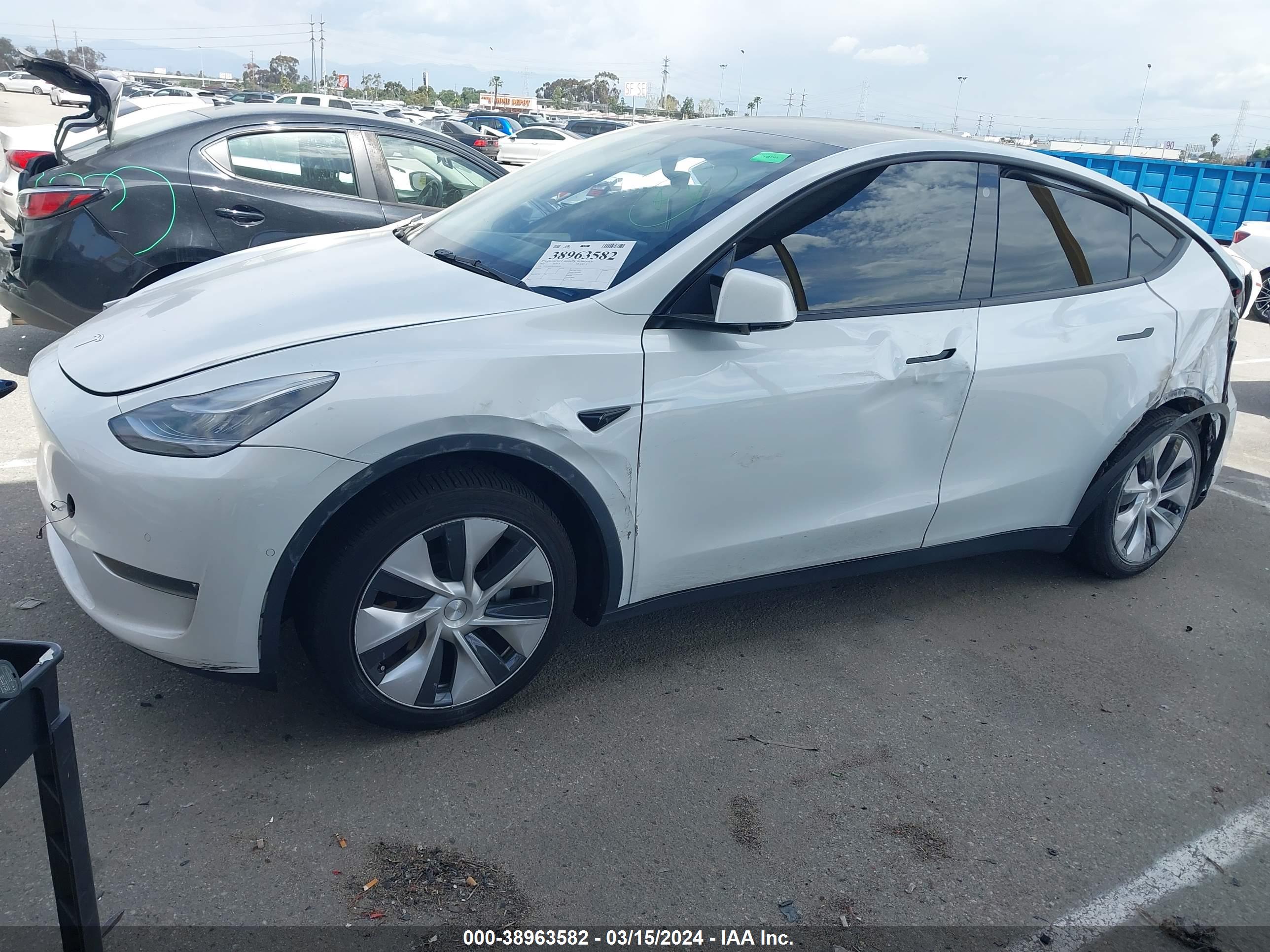 2021 TESLA MODEL Y — VIN 5YJYGDEE8MF094386 — photo 2