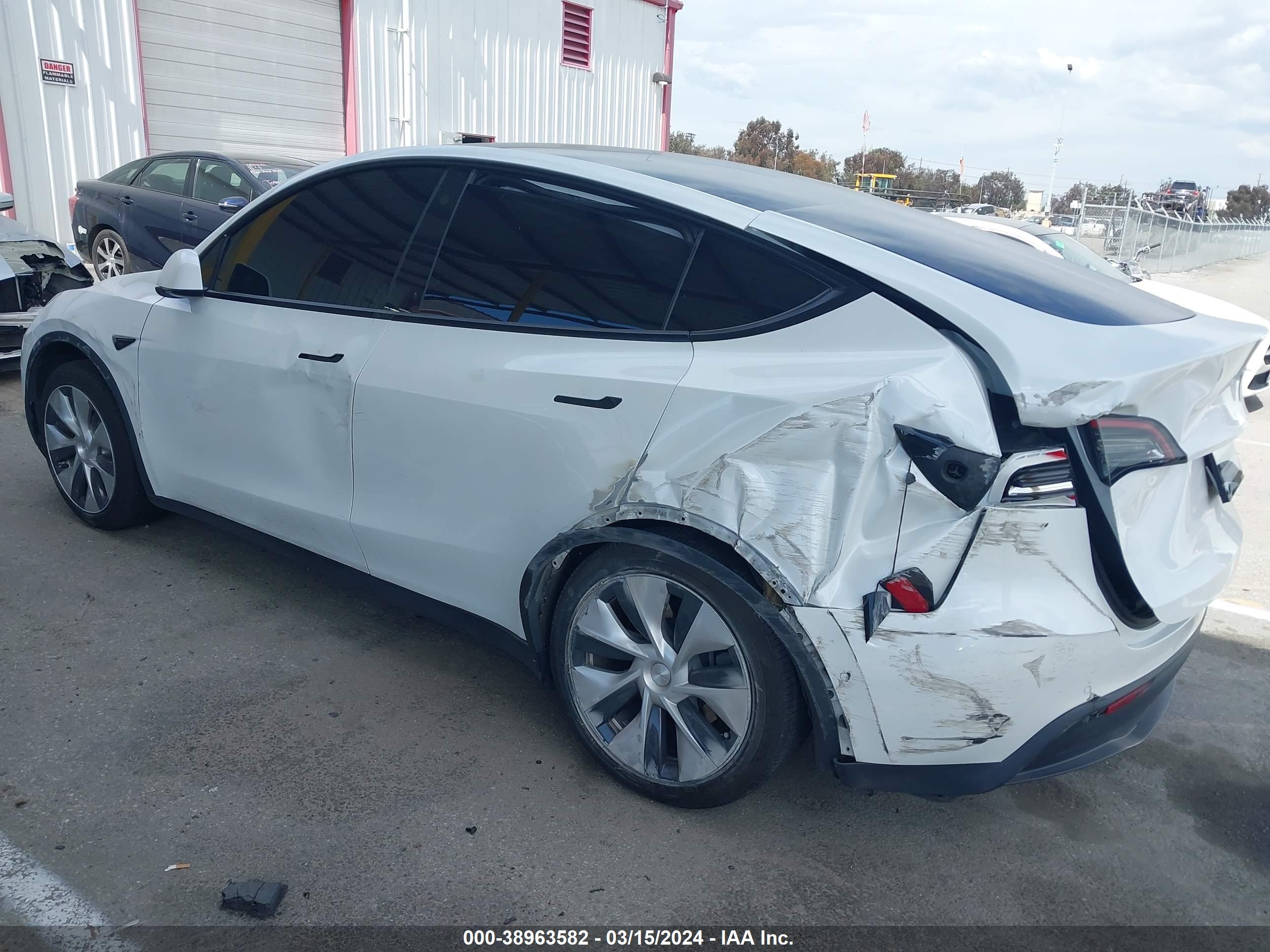2021 TESLA MODEL Y — VIN 5YJYGDEE8MF094386 — photo 3