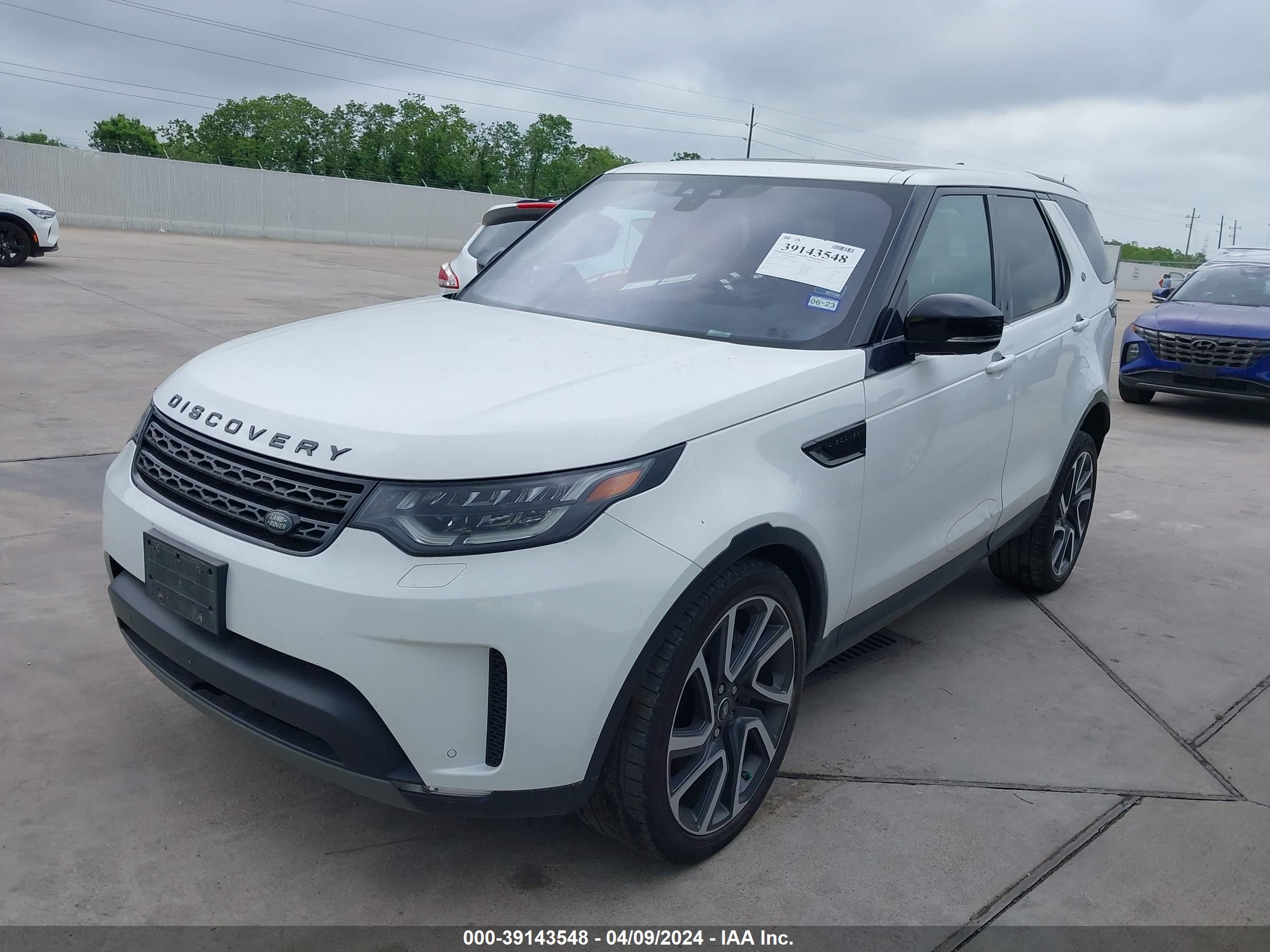 2018 LAND ROVER DISCOVERY — VIN SALRT2RV0JA067775 — photo 2