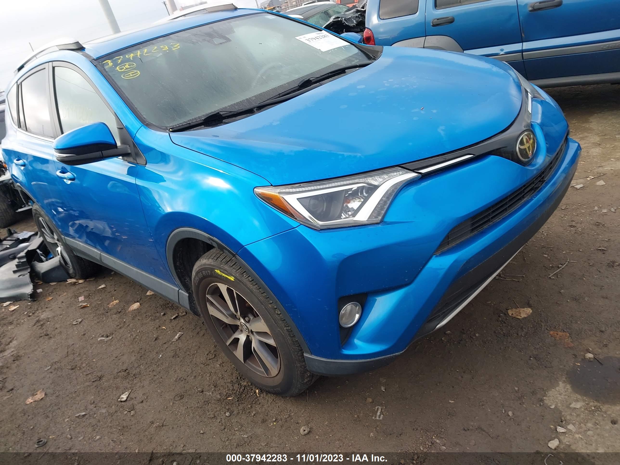 2018 TOYOTA RAV4 — VIN 2T3RFREVXJW759895 — photo 1 of 17