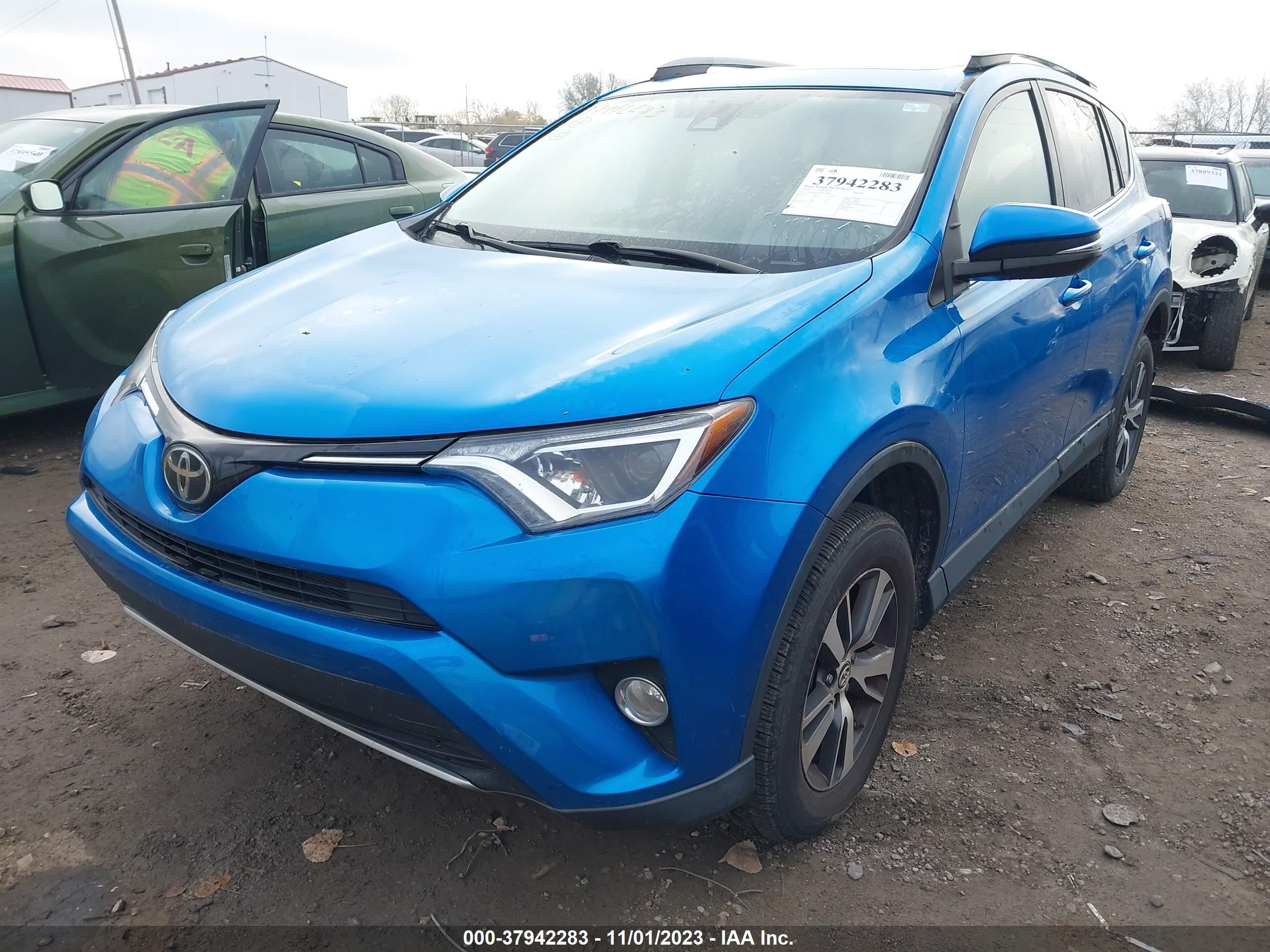 2018 TOYOTA RAV4 — VIN 2T3RFREVXJW759895 — photo 2