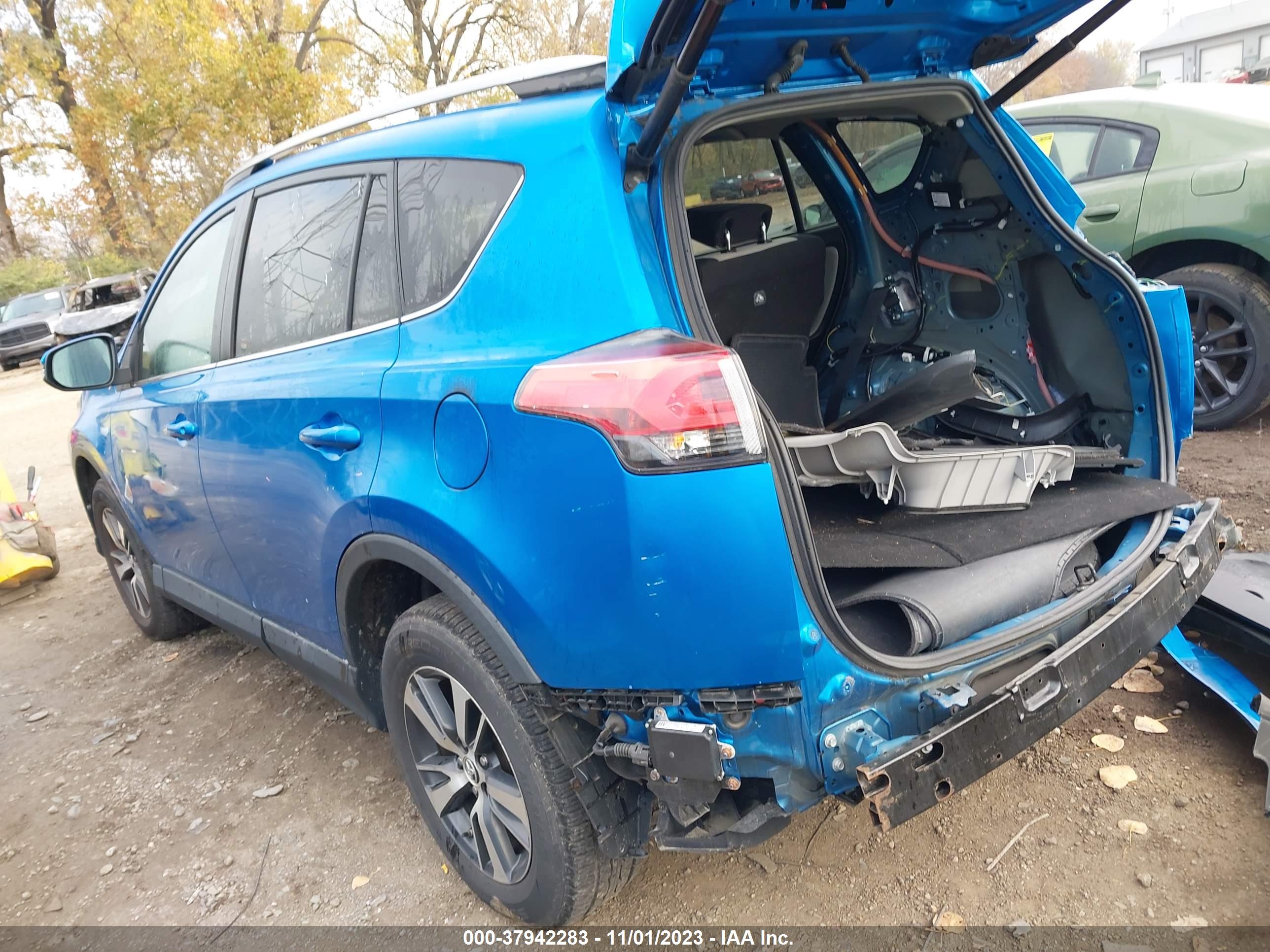 2018 TOYOTA RAV4 — VIN 2T3RFREVXJW759895 — photo 3