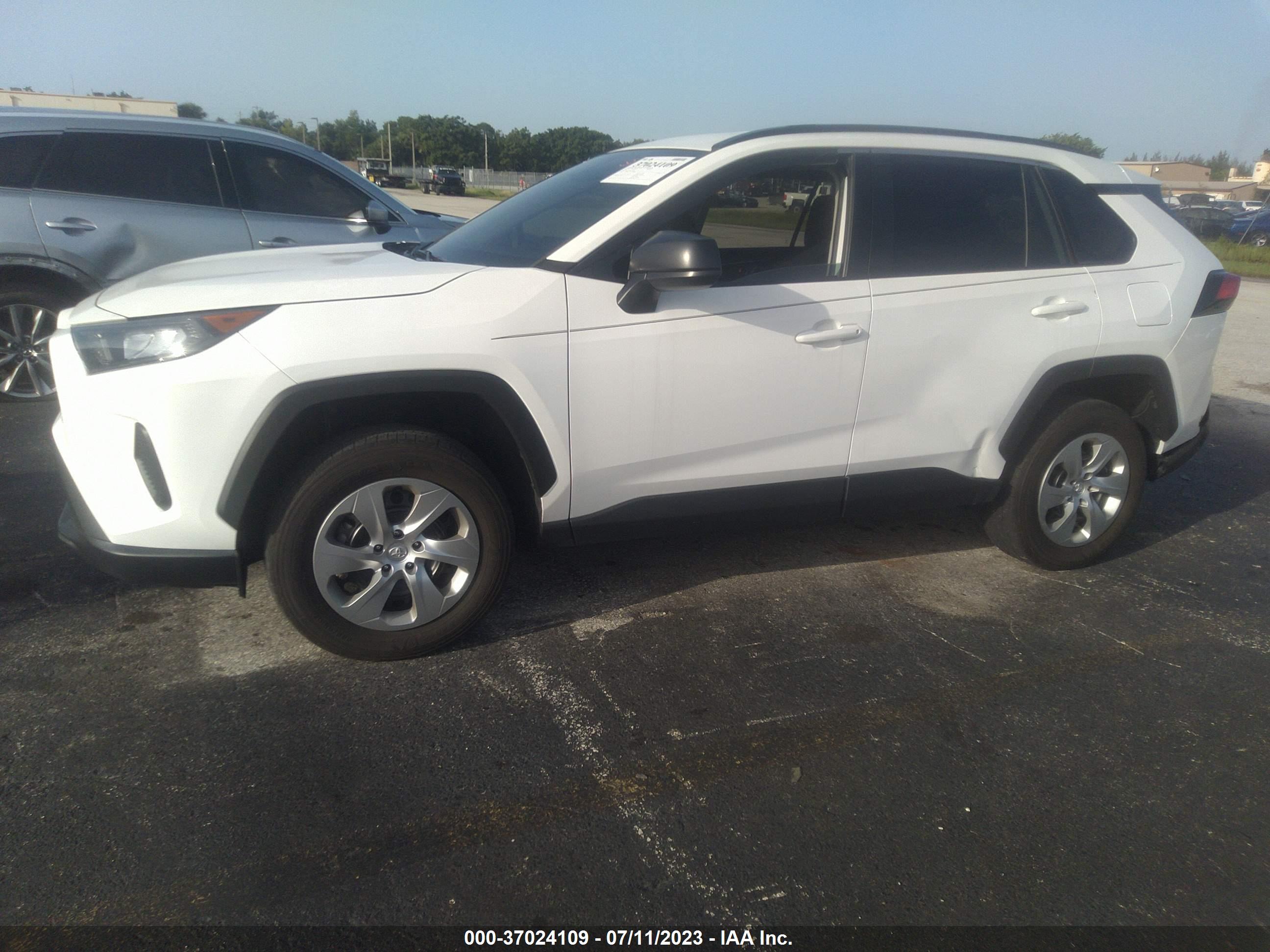 2021 TOYOTA RAV4 — VIN 2T3H1RFV9MC128456 — photo 2