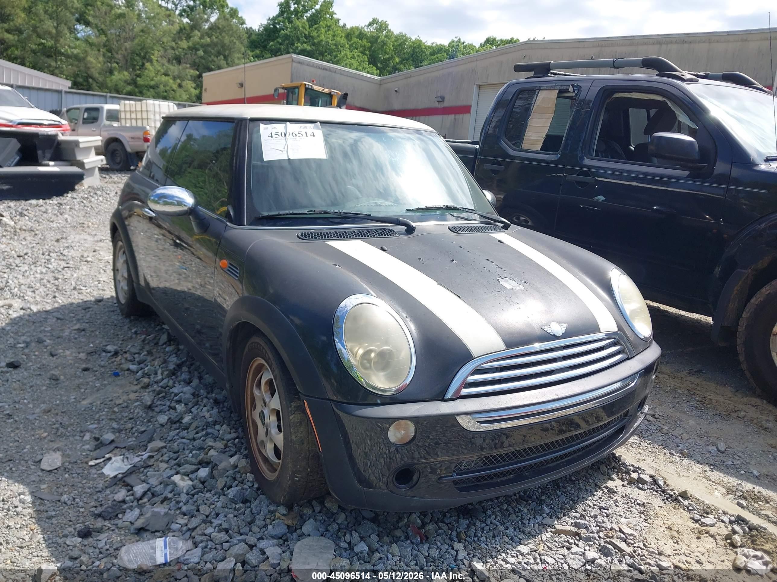 2005 MINI Cooper — VIN WMWRC33595TK60147 — photo 1 of 10