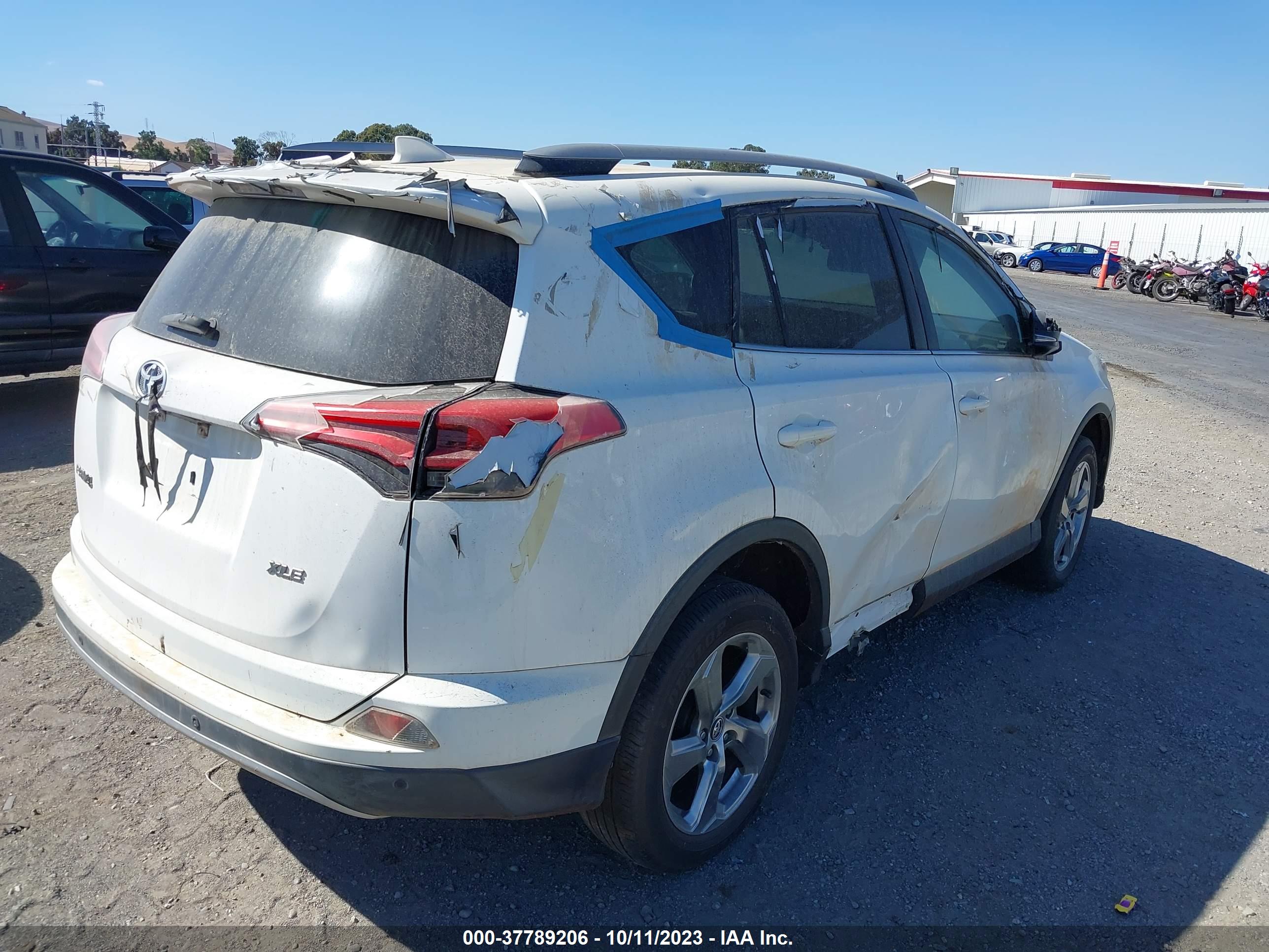 2017 TOYOTA RAV4 — VIN JTMWFREV6HJ101311 — photo 4