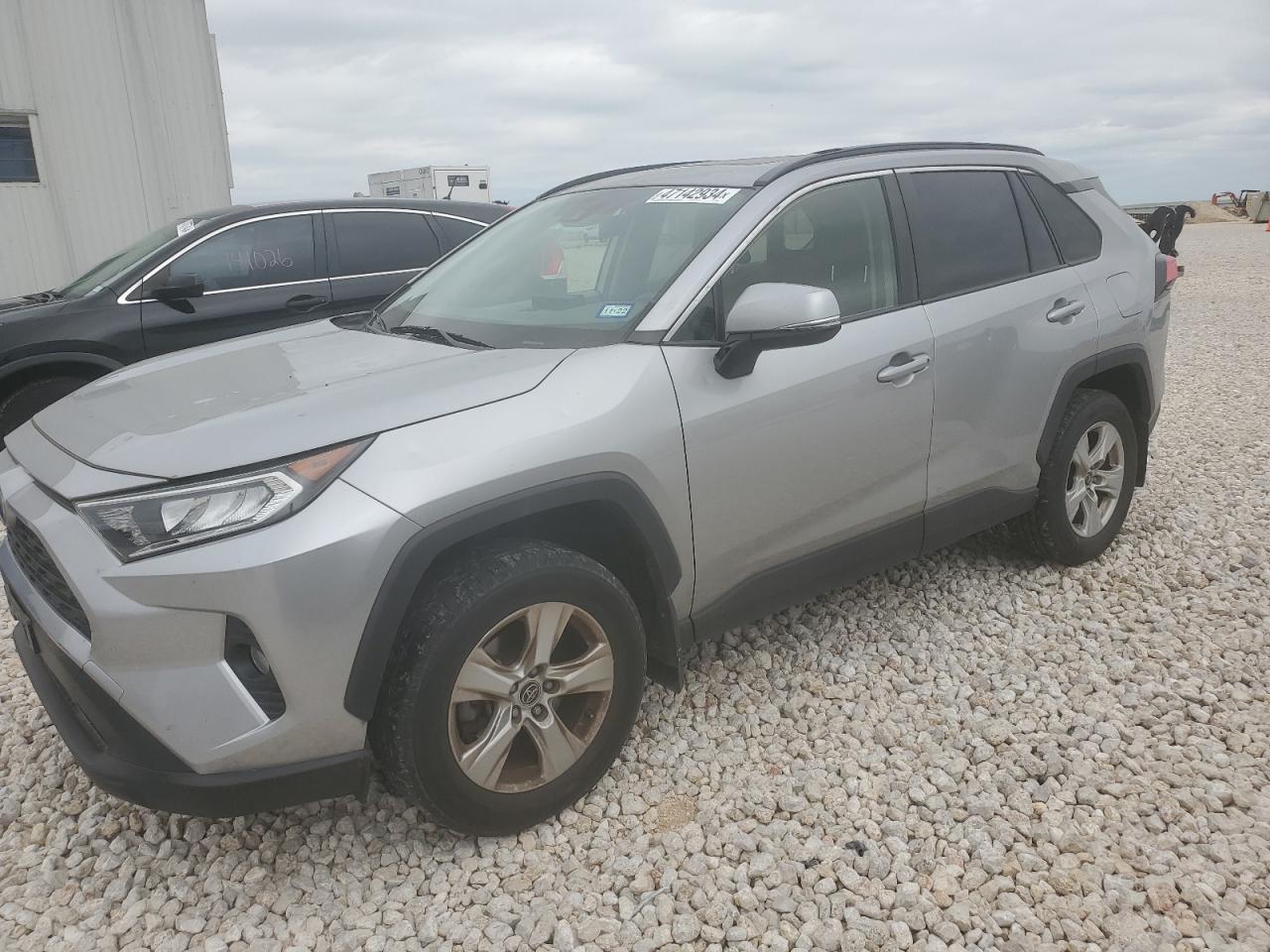 2019 TOYOTA RAV4 XLE — VIN JTMW1RFV2KJ003879 — photo 1 of 13