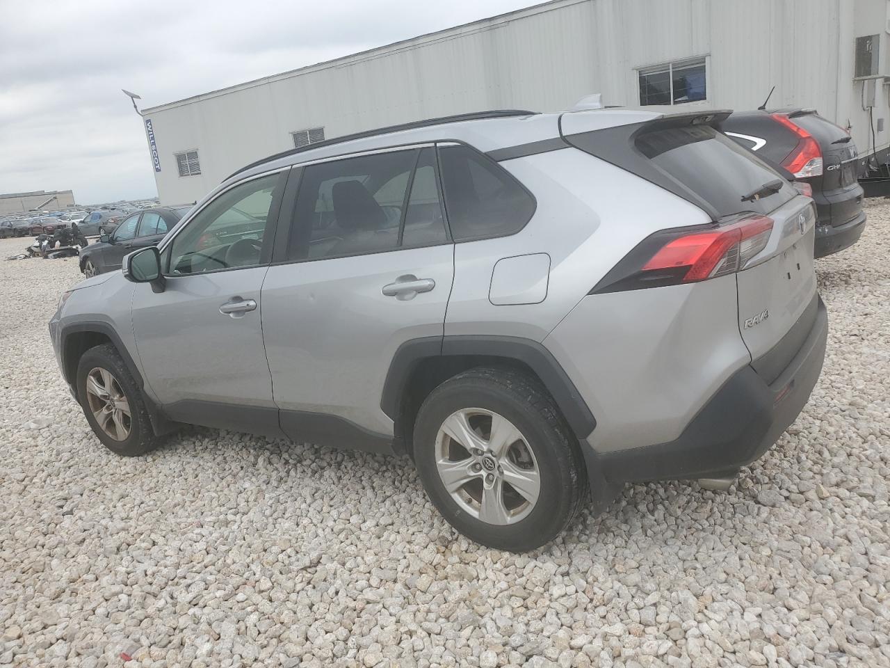 2019 TOYOTA RAV4 XLE — VIN JTMW1RFV2KJ003879 — photo 2