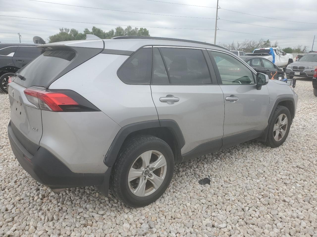 2019 TOYOTA RAV4 XLE — VIN JTMW1RFV2KJ003879 — photo 3