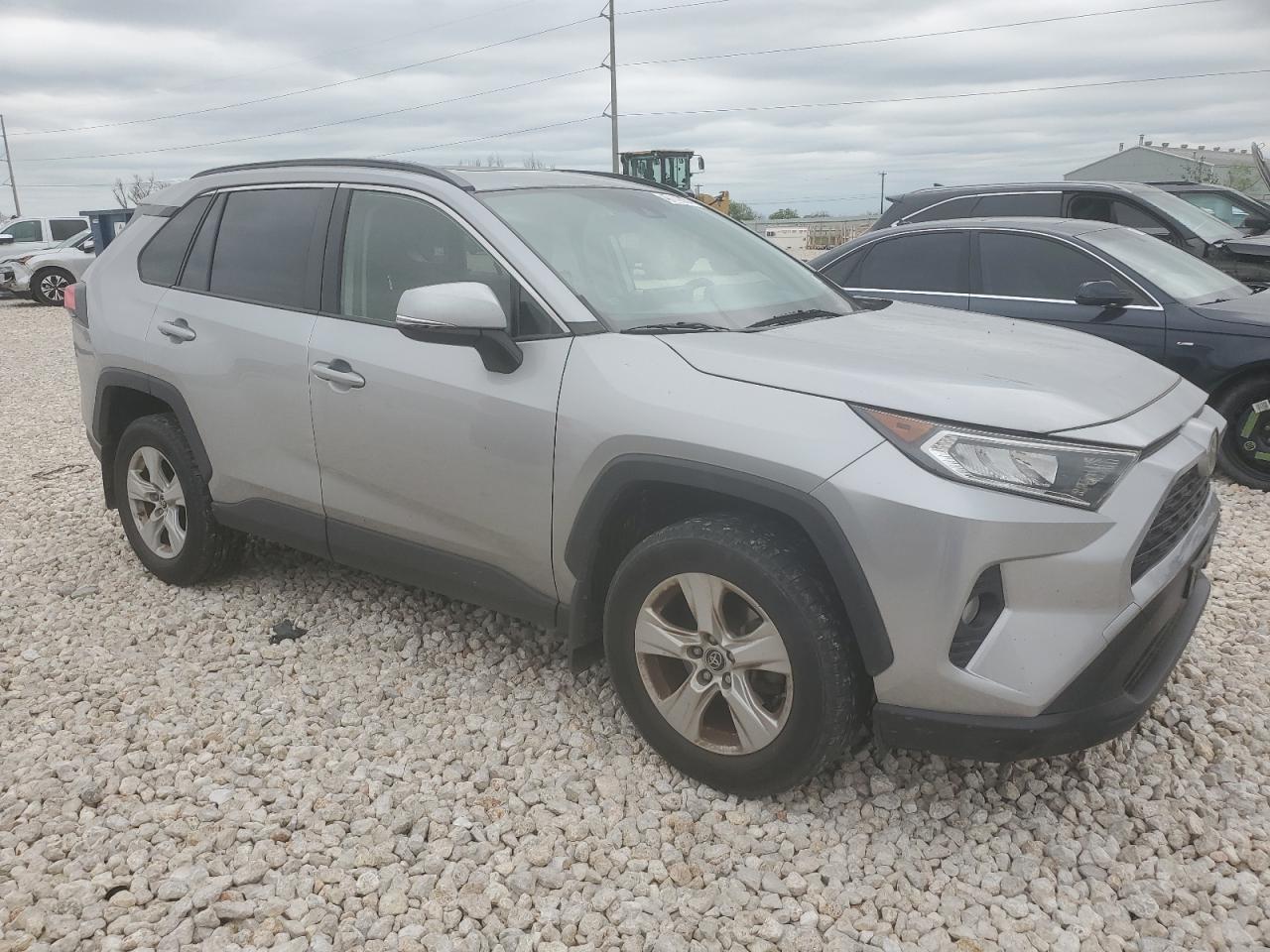 2019 TOYOTA RAV4 XLE — VIN JTMW1RFV2KJ003879 — photo 4