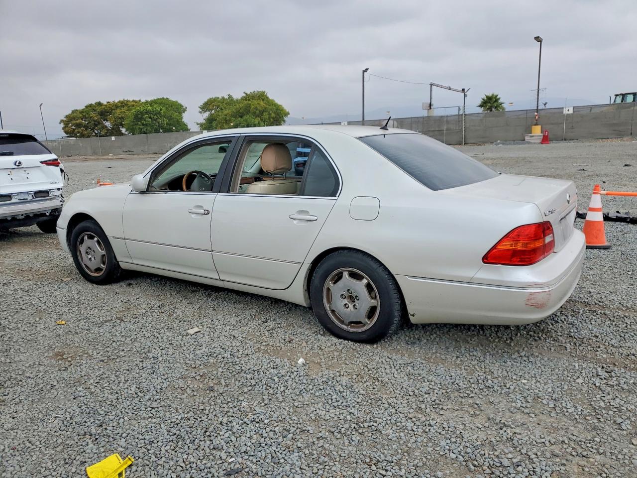 2002 LEXUS LS — VIN JTHBN30F320080945 — photo 2