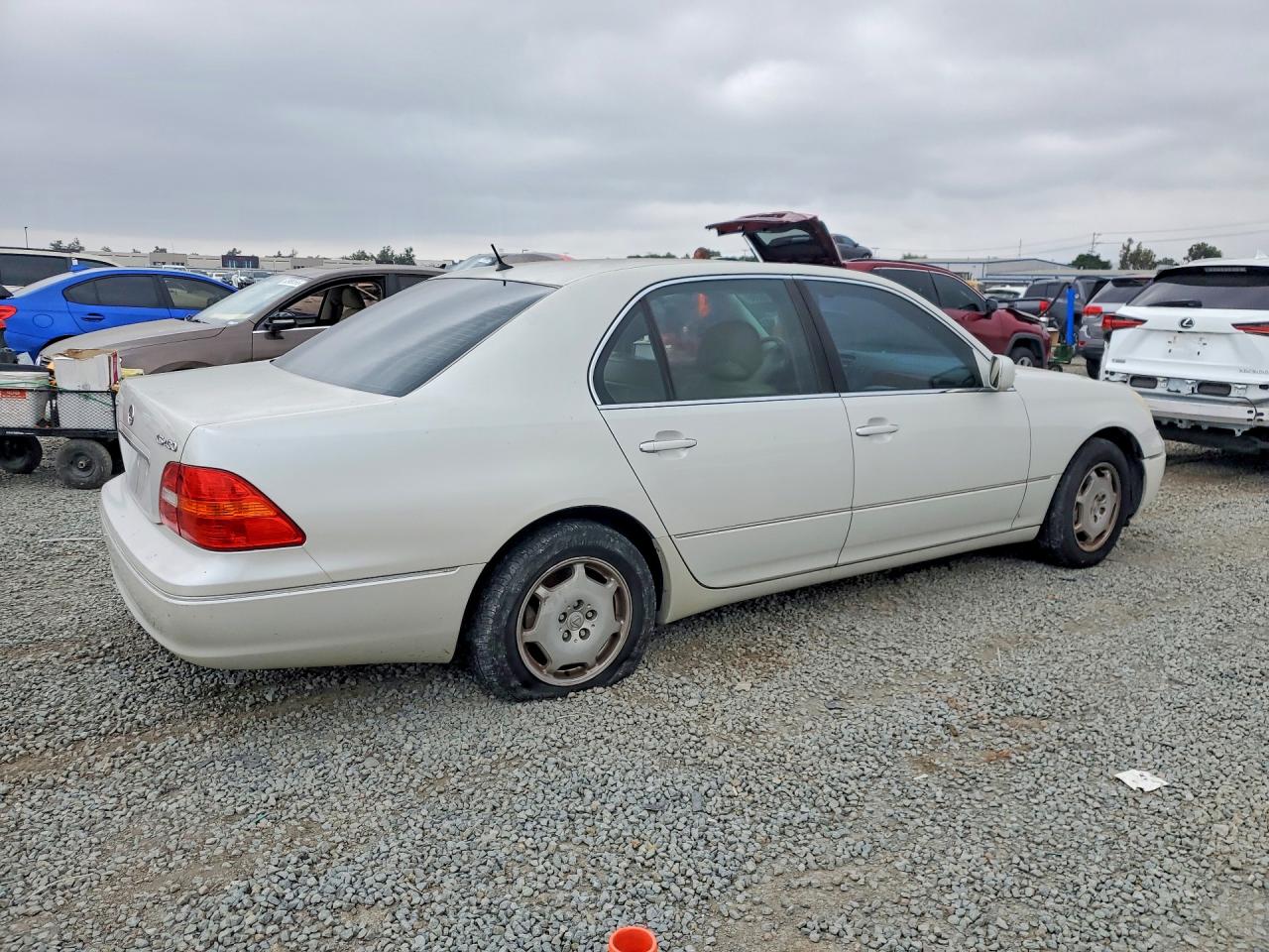 2002 LEXUS LS — VIN JTHBN30F320080945 — photo 3