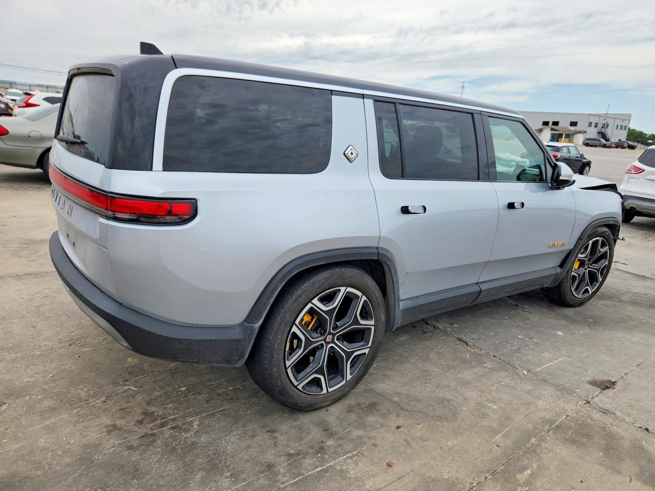 2023 RIVIAN R1S — VIN 7PDSGABA9PN027915 — photo 3
