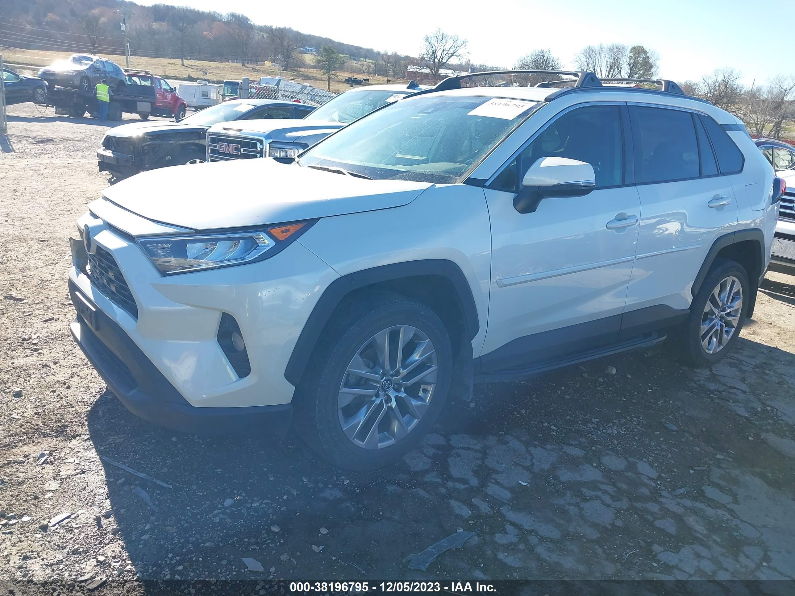 2021 TOYOTA RAV4 — VIN 2T3C1RFV0MW123834 — photo 2