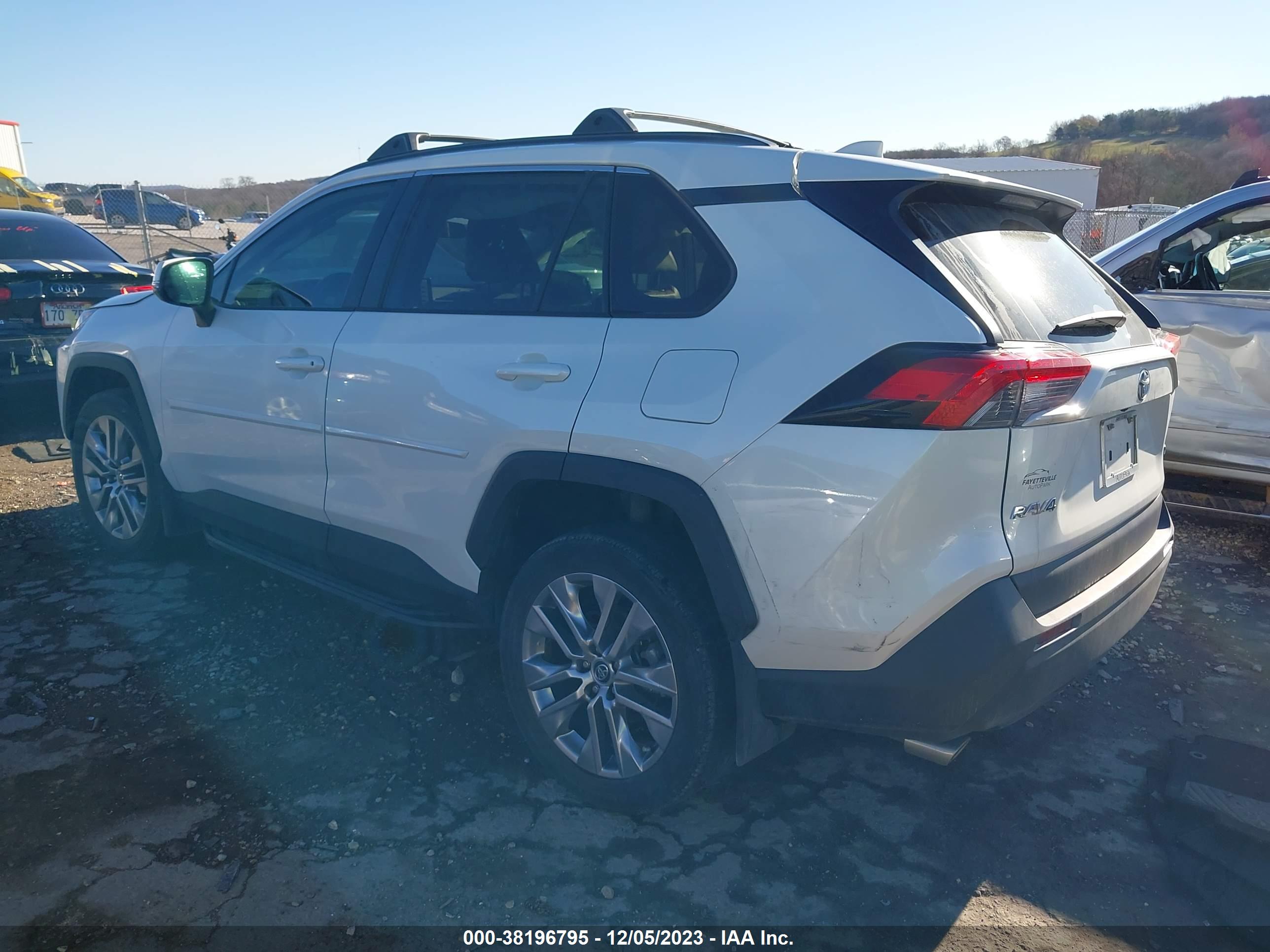 2021 TOYOTA RAV4 — VIN 2T3C1RFV0MW123834 — photo 3