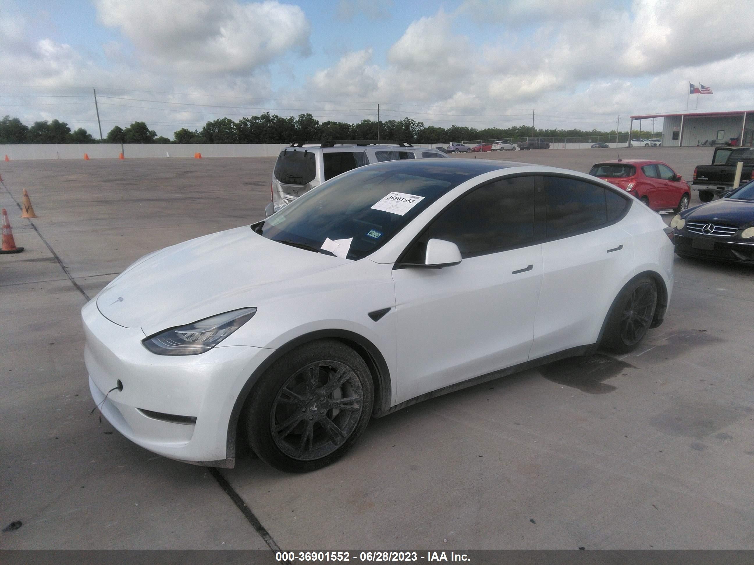 2022 TESLA MODEL Y — VIN 7SAYGDEE0NF435283 — photo 2