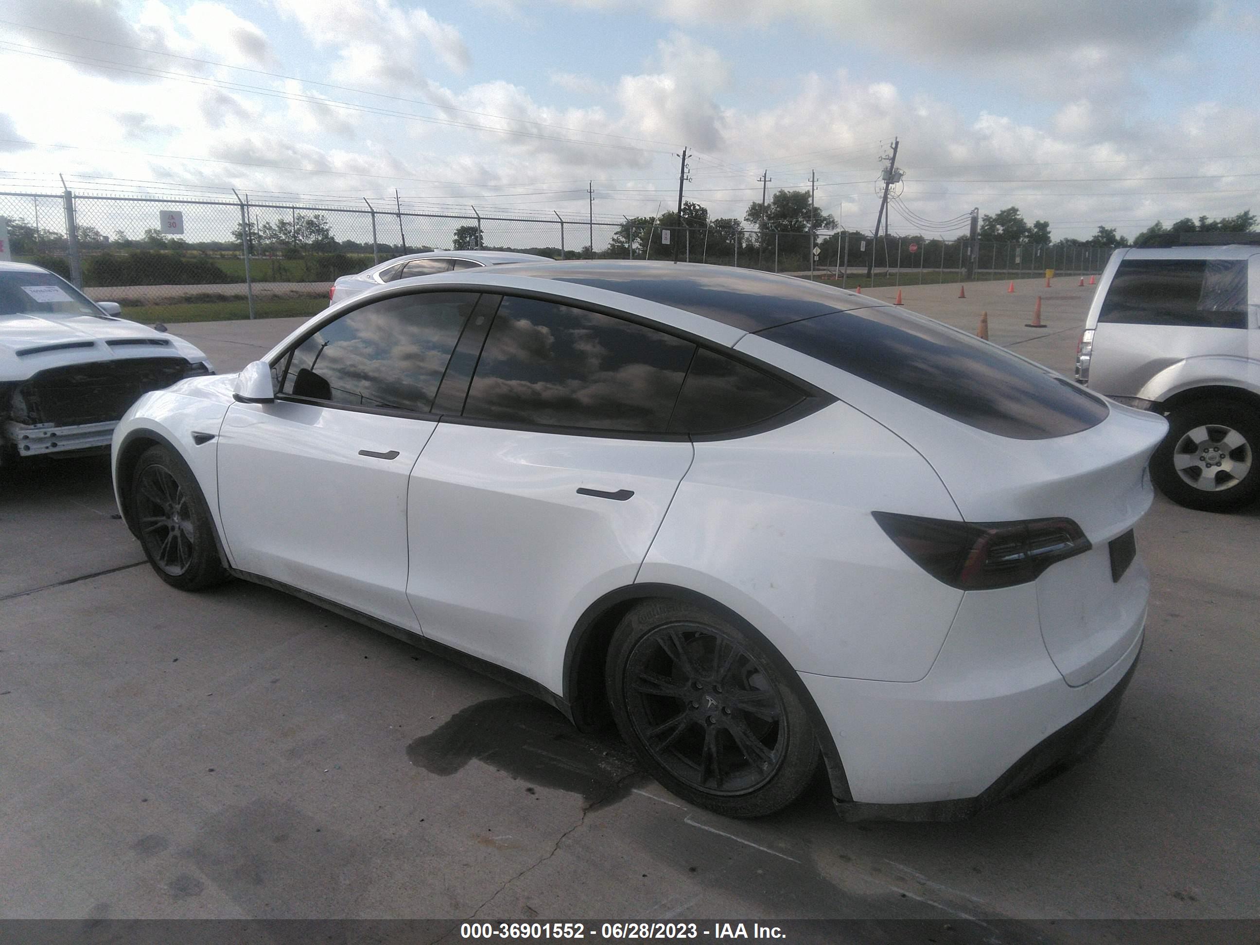 2022 TESLA MODEL Y — VIN 7SAYGDEE0NF435283 — photo 3