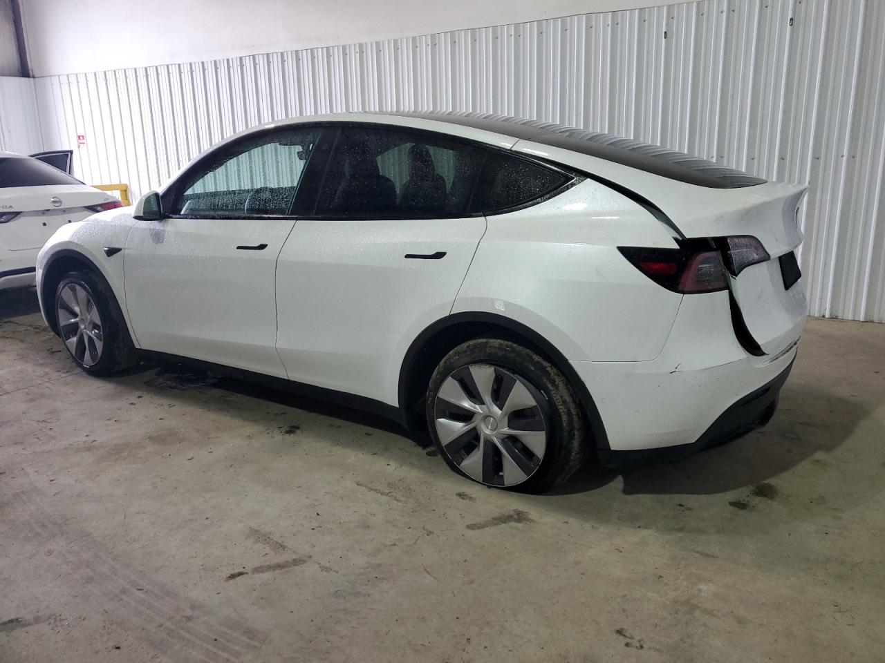 2022 TESLA MODEL Y — VIN 7SAYGAEE4NF518861 — photo 2