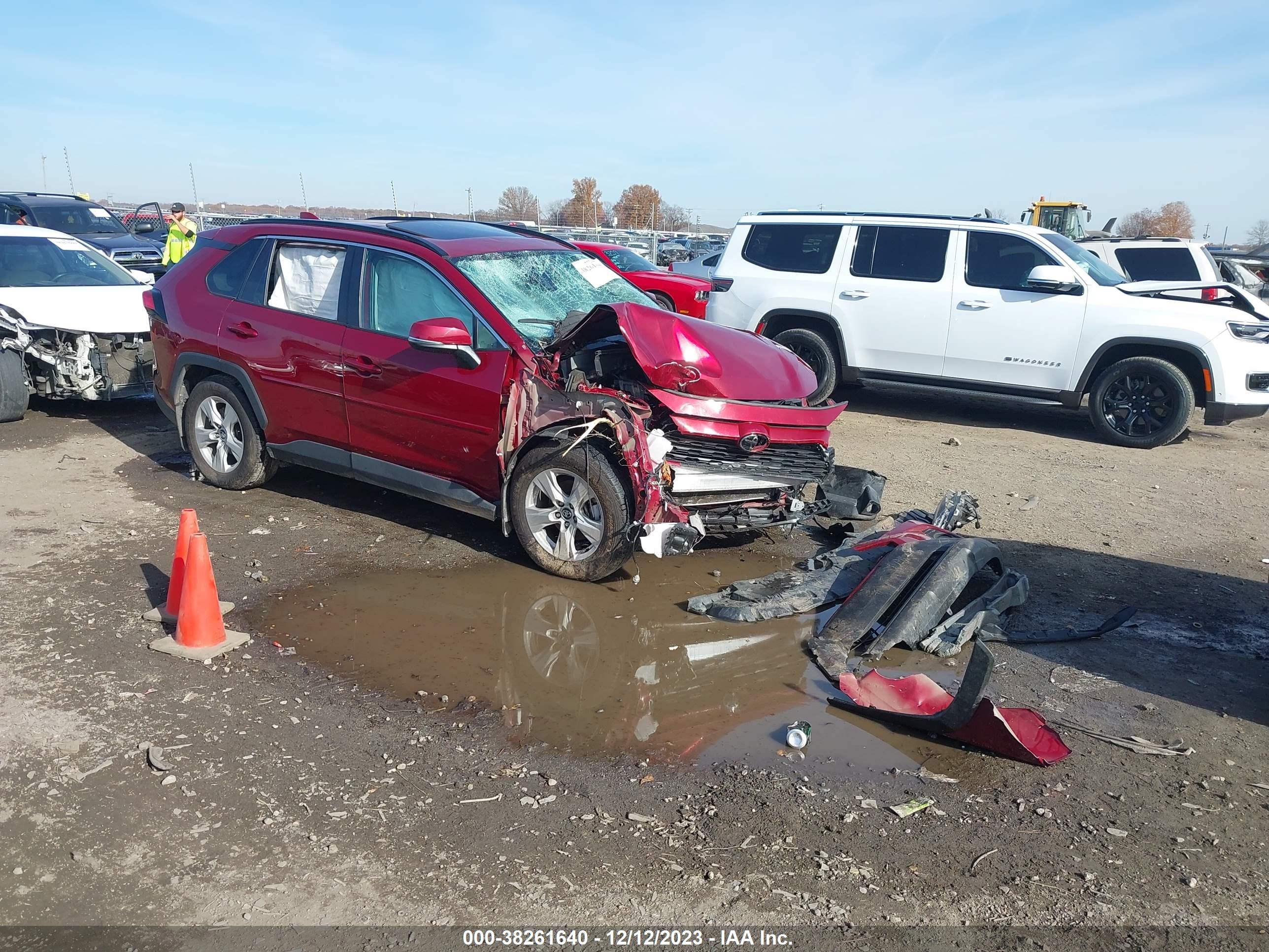 2020 TOYOTA RAV4 — VIN 2T3W1RFV2LC065707 — photo 1 of 15