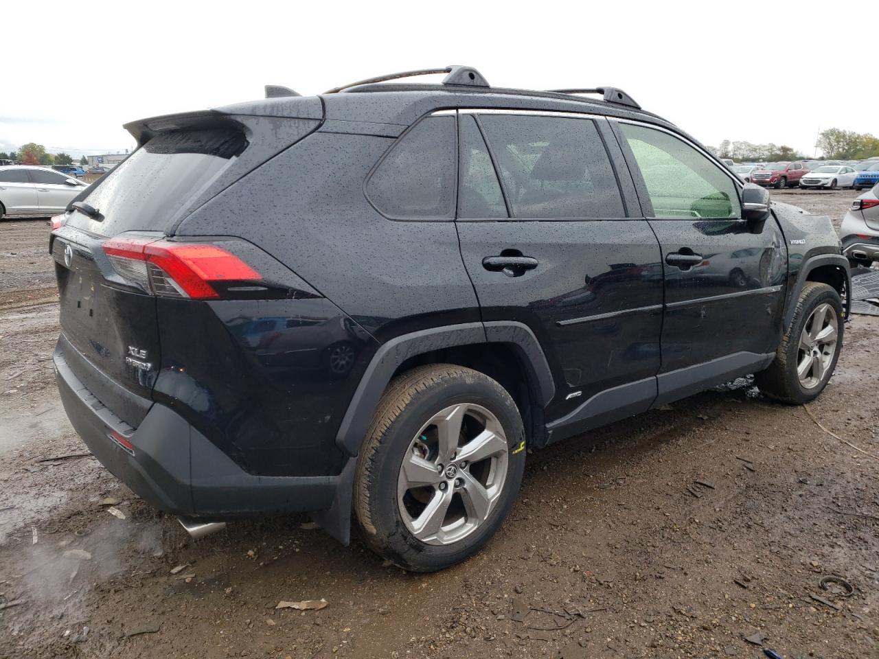 2021 TOYOTA RAV4 XLE P — VIN JTMB6RFV5MD043228 — photo 3