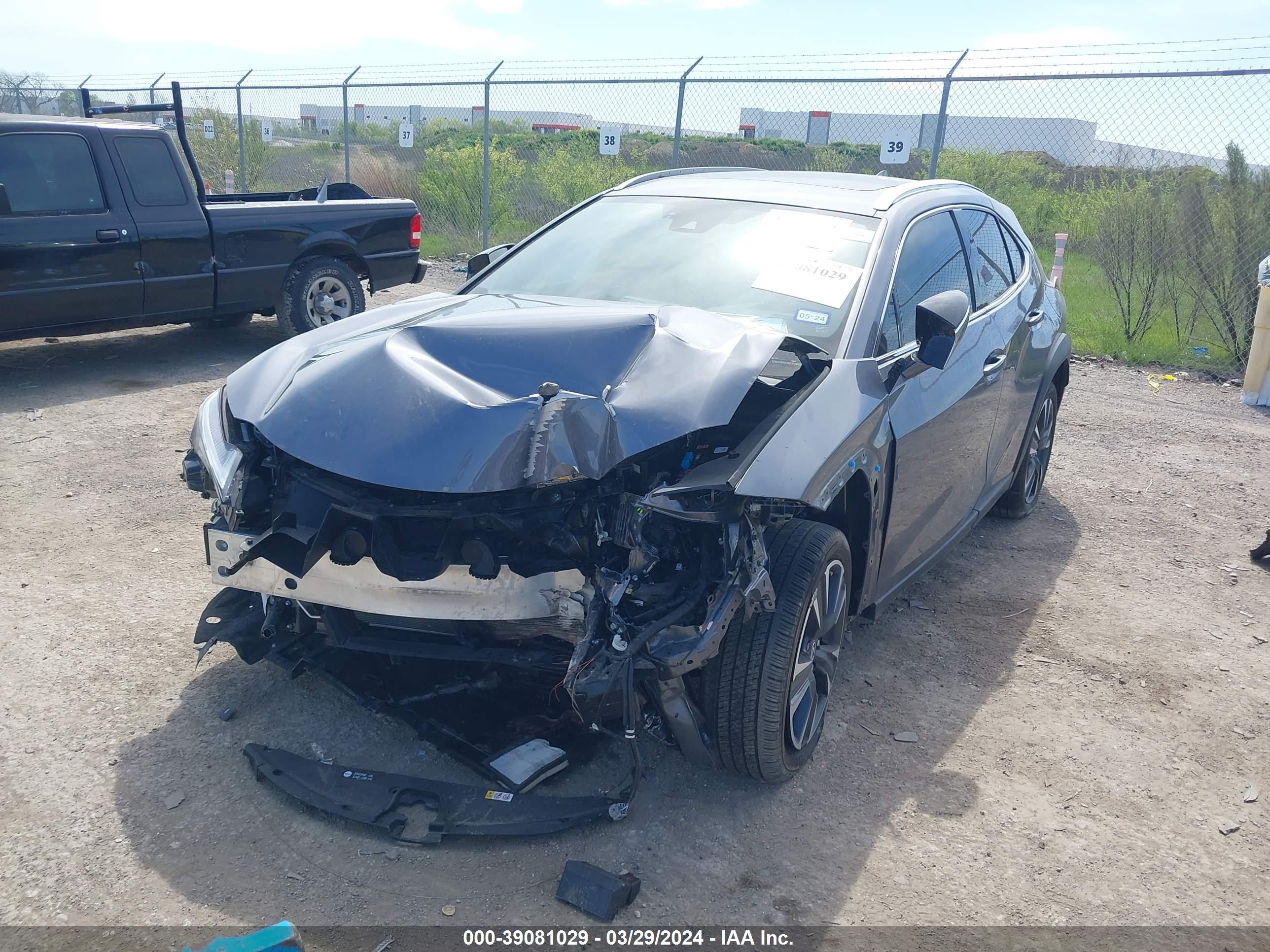 2021 LEXUS UX 200 — VIN JTHX3JBH3M2036322 — photo 2