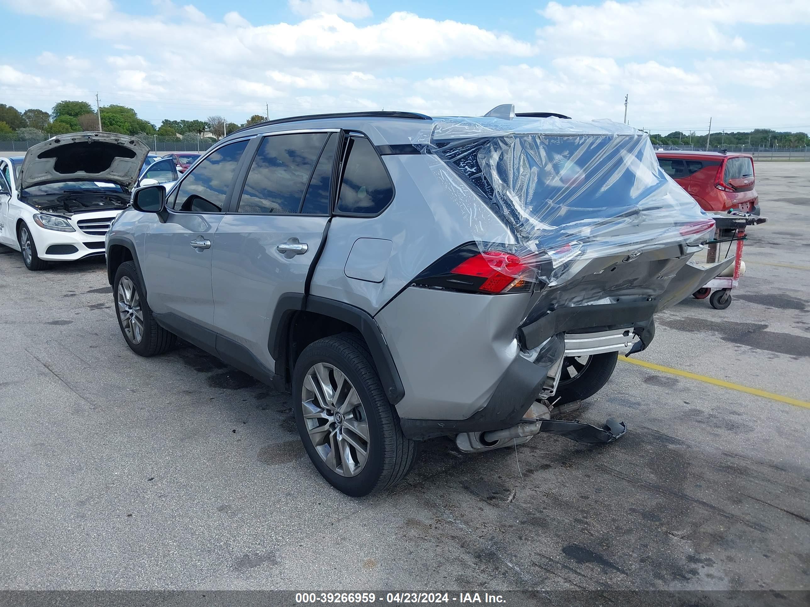 2019 TOYOTA RAV4 — VIN 2T3Y1RFV5KC010420 — photo 3