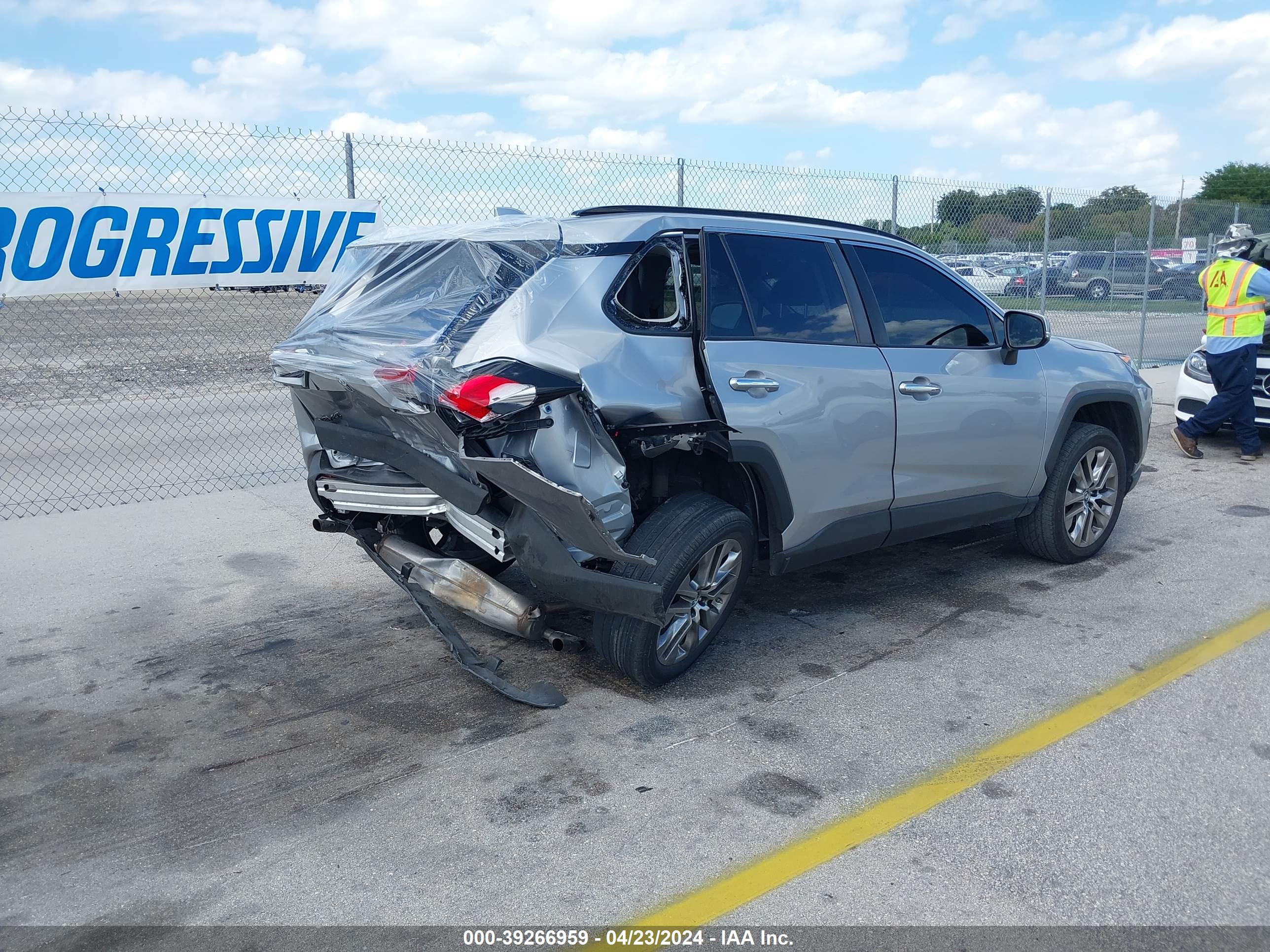 2019 TOYOTA RAV4 — VIN 2T3Y1RFV5KC010420 — photo 4