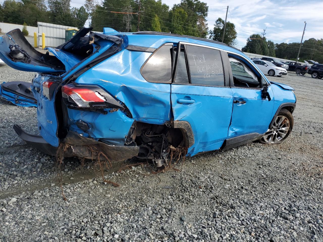 2020 TOYOTA RAV4 XLE P — VIN JTMC1RFV8LJ021212 — photo 3