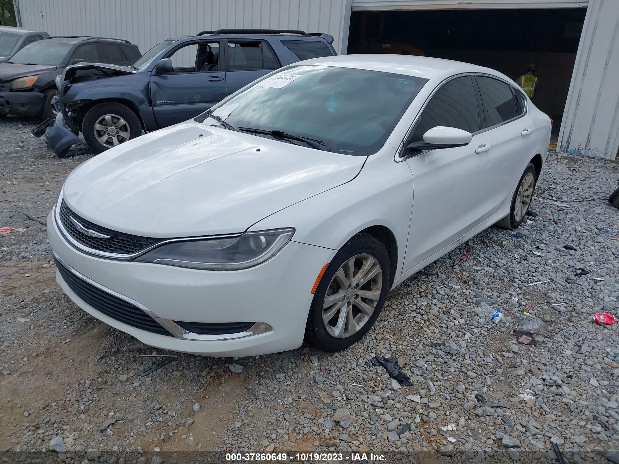 2015 CHRYSLER 200 — VIN 1C3CCCAB1FN620975 — photo 2